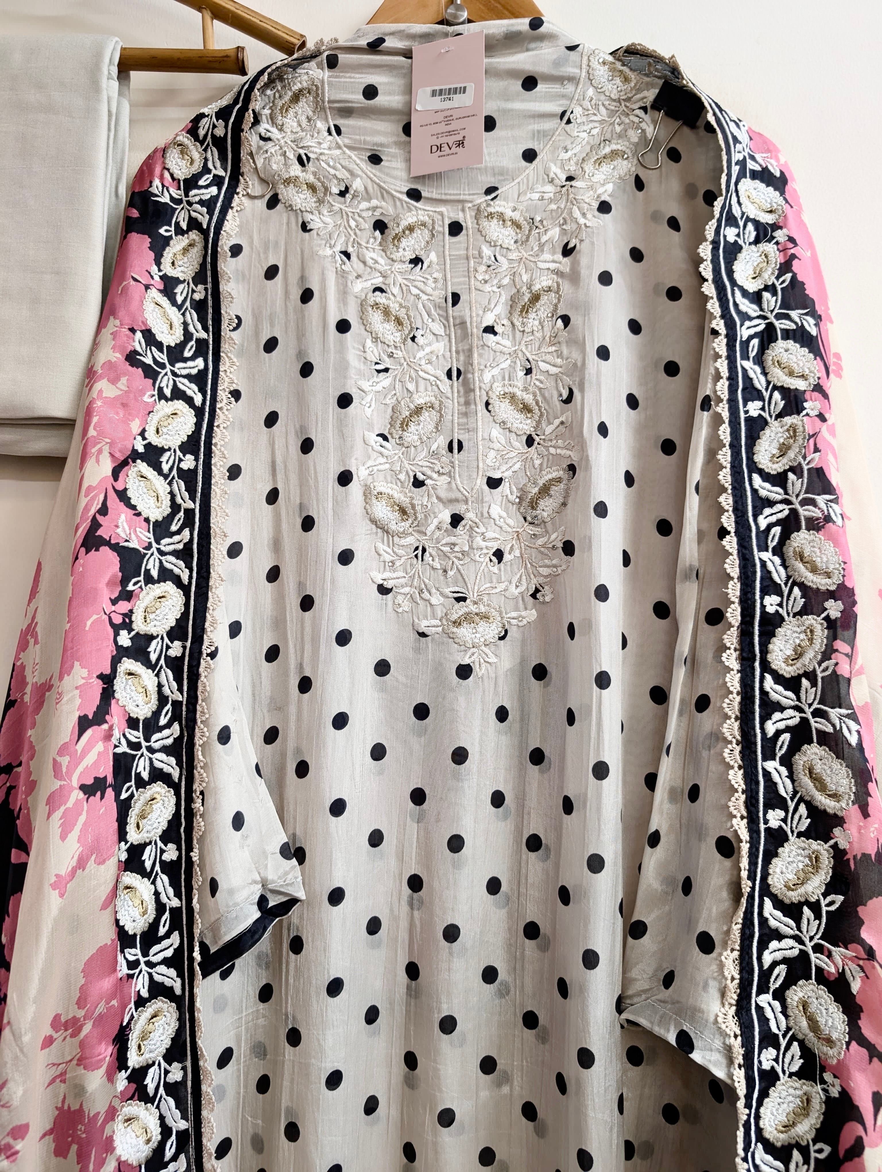 Off White Muslin Blend Printed Unstitched 3-Piece Suit (Devri – D.No 13741)