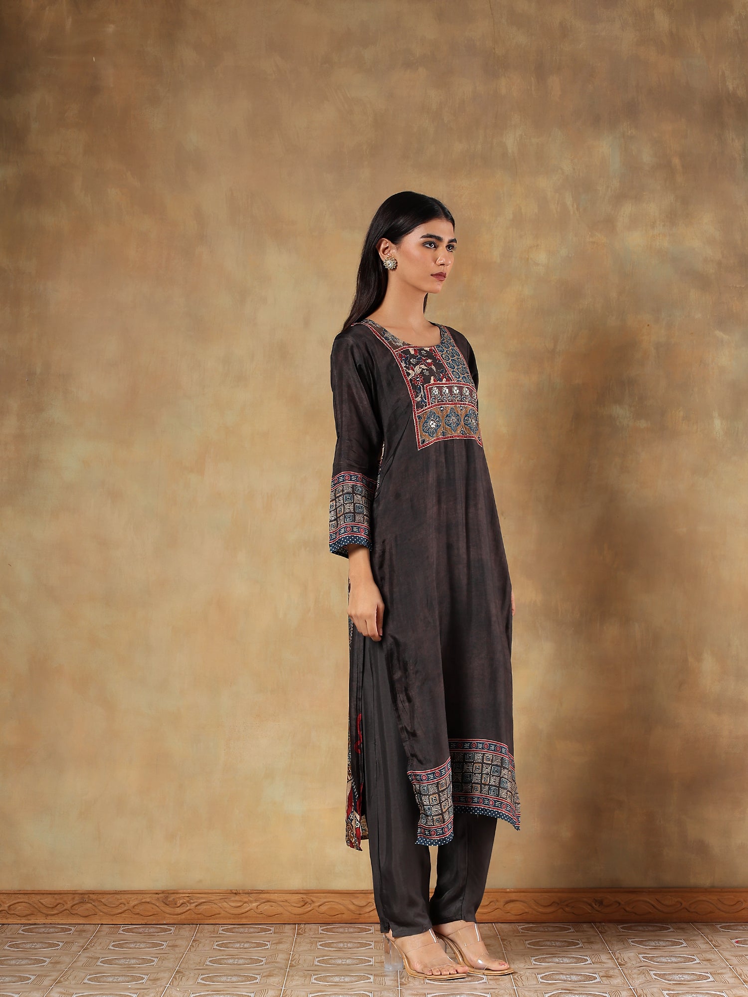 Inaaya Russian Silk Printed 3-Piece Set (Devri – D.No 2006)