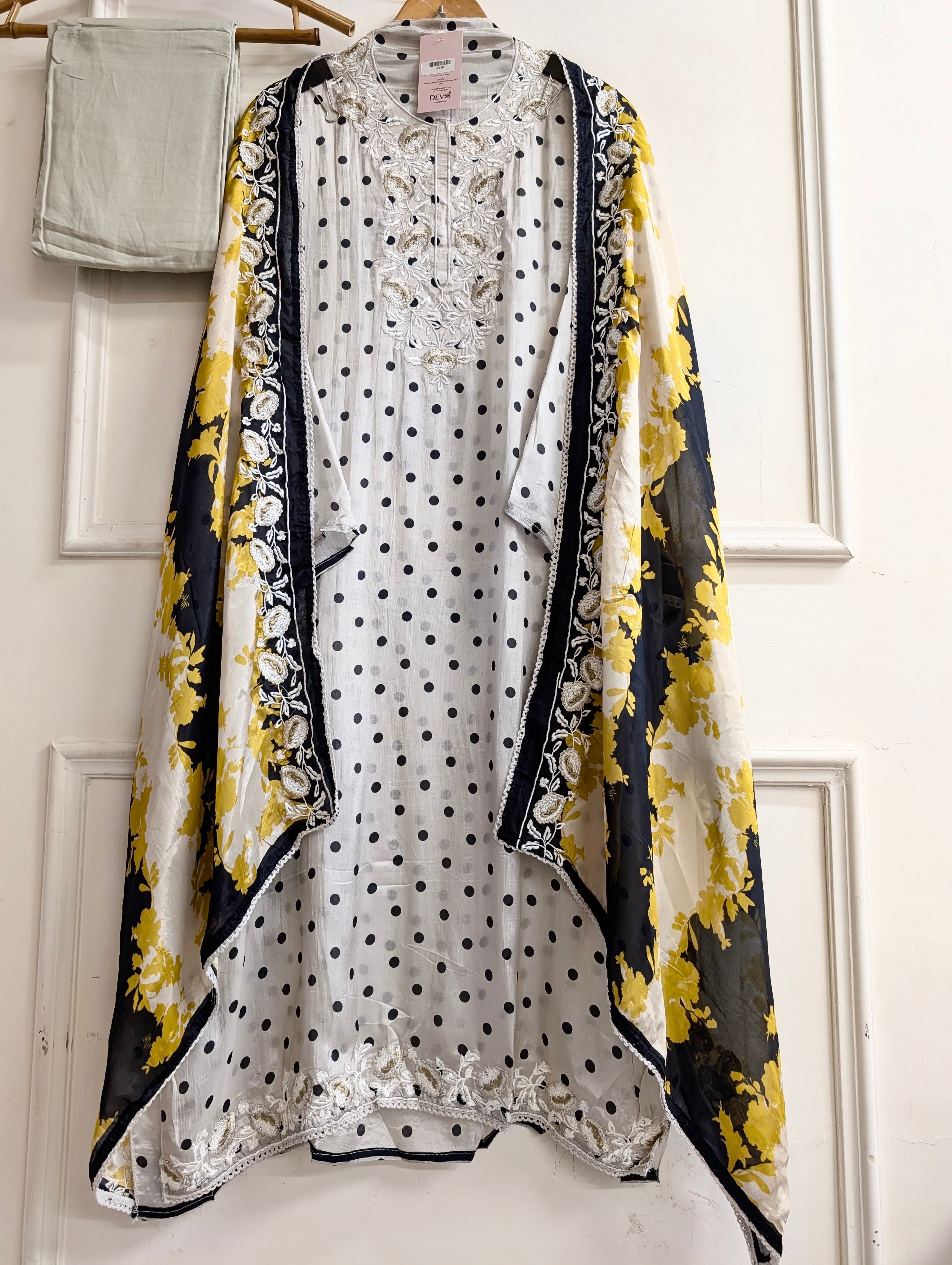 White Muslin Blend Printed Unstitched 3-Piece Suit (Devri – D.No 13748)