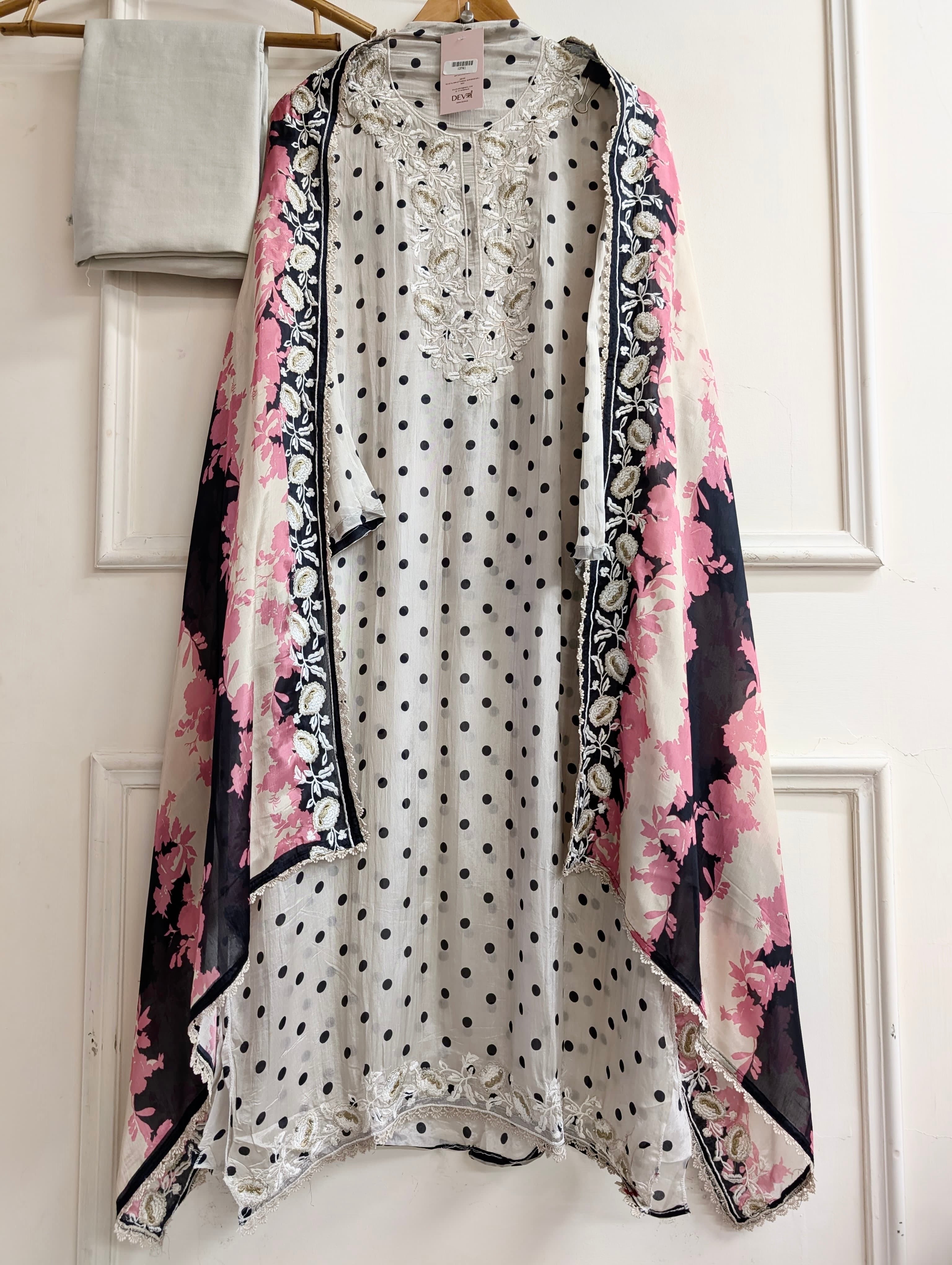 Off White Muslin Blend Printed Unstitched 3-Piece Suit (Devri – D.No 13741)