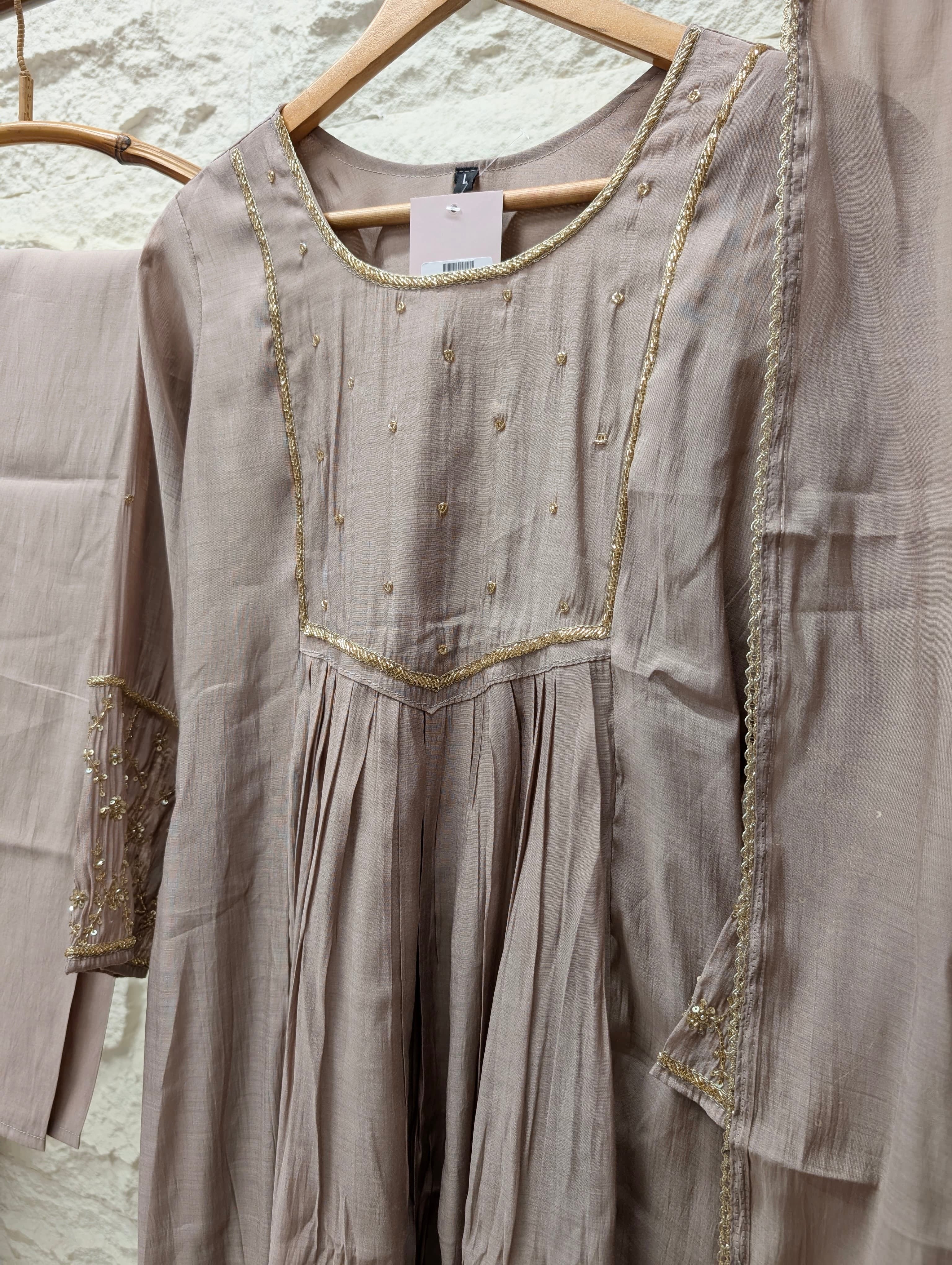 Gulnaar Mul chanderi Embroidered Taupe 3-Piece Set (Devri – D.No 13691)