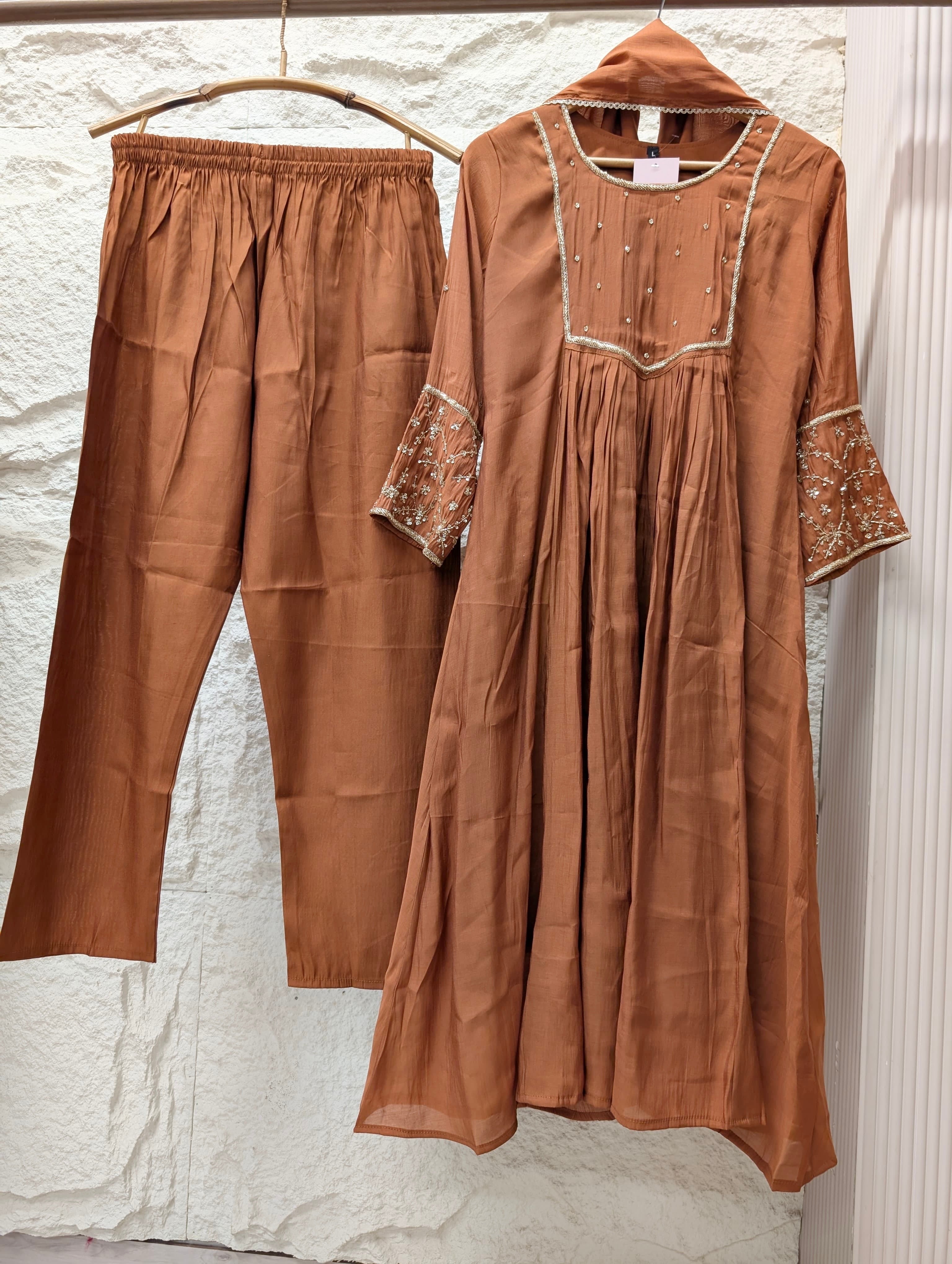 Zareen Mul chanderi Embroidered Brown 3-Piece Set (Devri – D.No 13690)