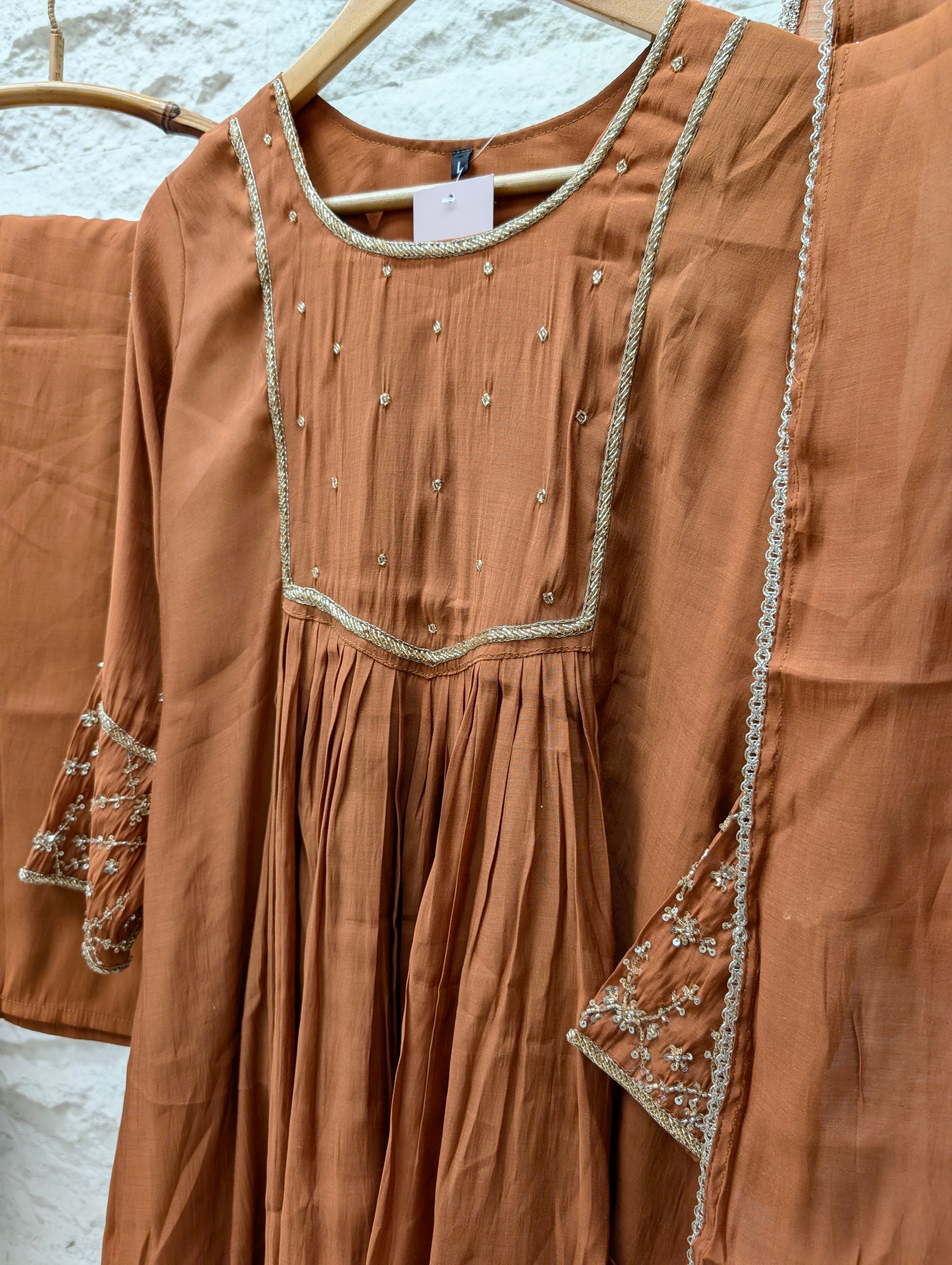 Zareen Mul chanderi Embroidered Brown 3-Piece Set (Devri – D.No 13690)