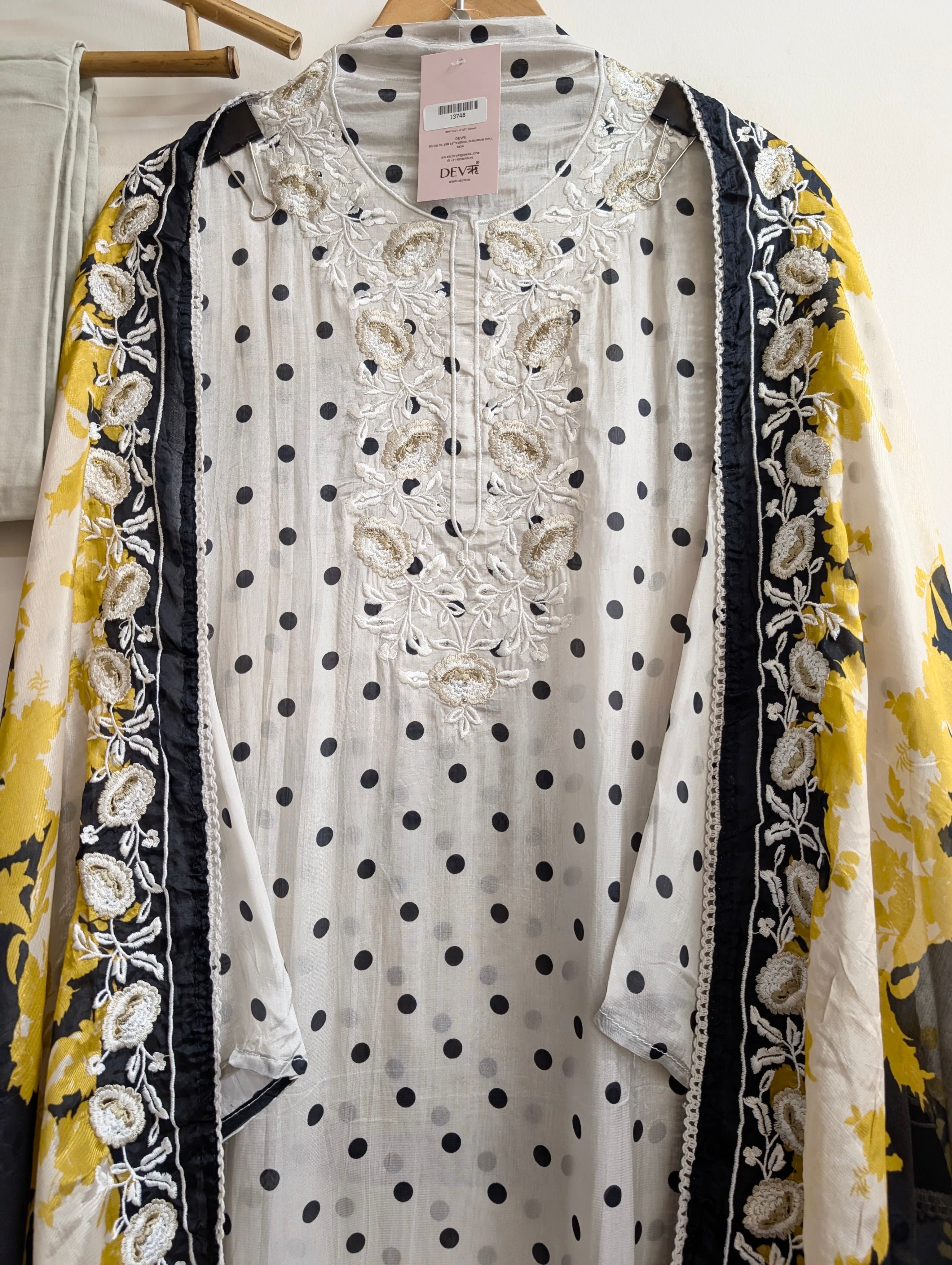 White Muslin Blend Printed Unstitched 3-Piece Suit (Devri – D.No 13748)