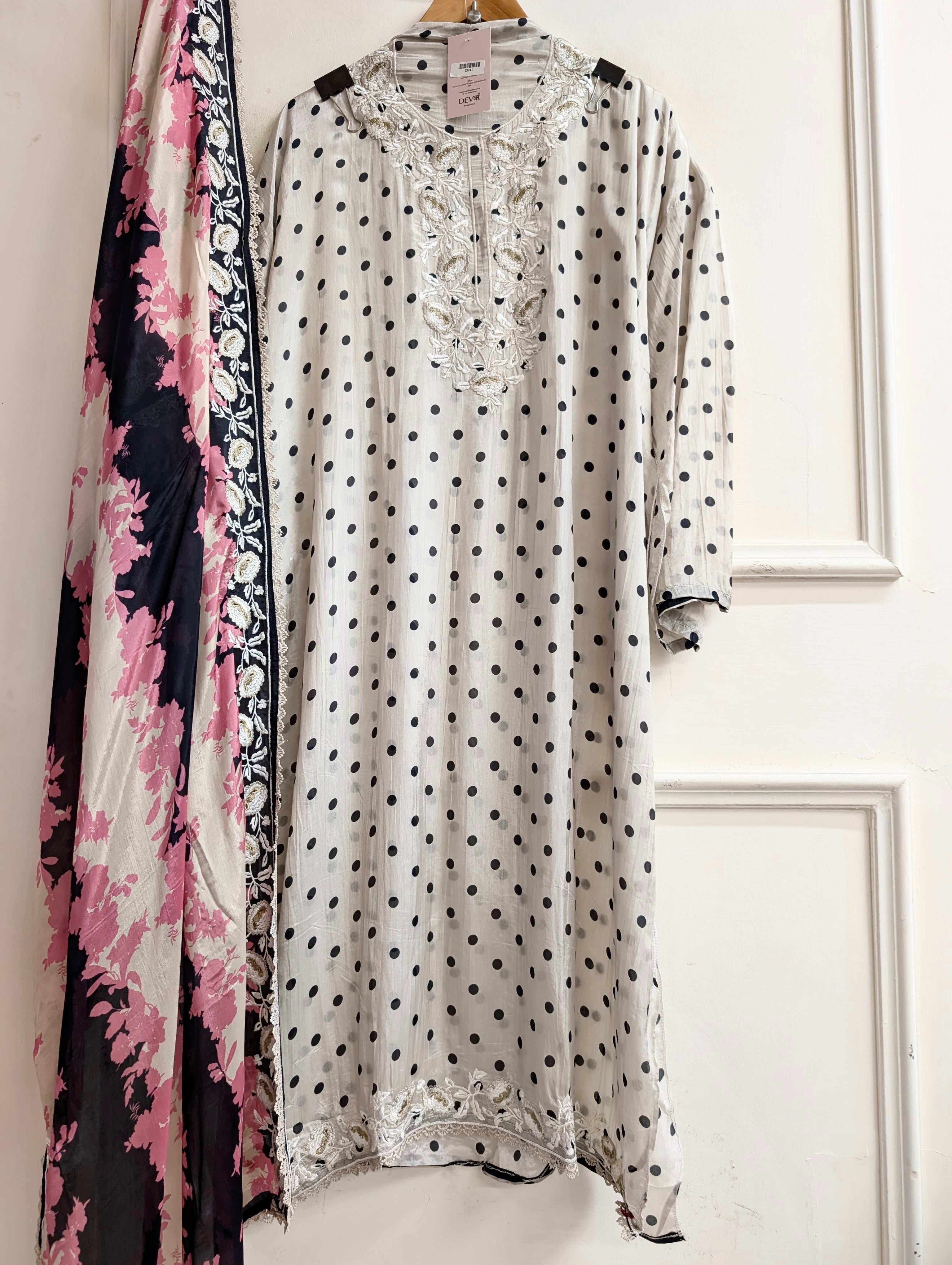 Off White Muslin Blend Printed Unstitched 3-Piece Suit (Devri – D.No 13741)