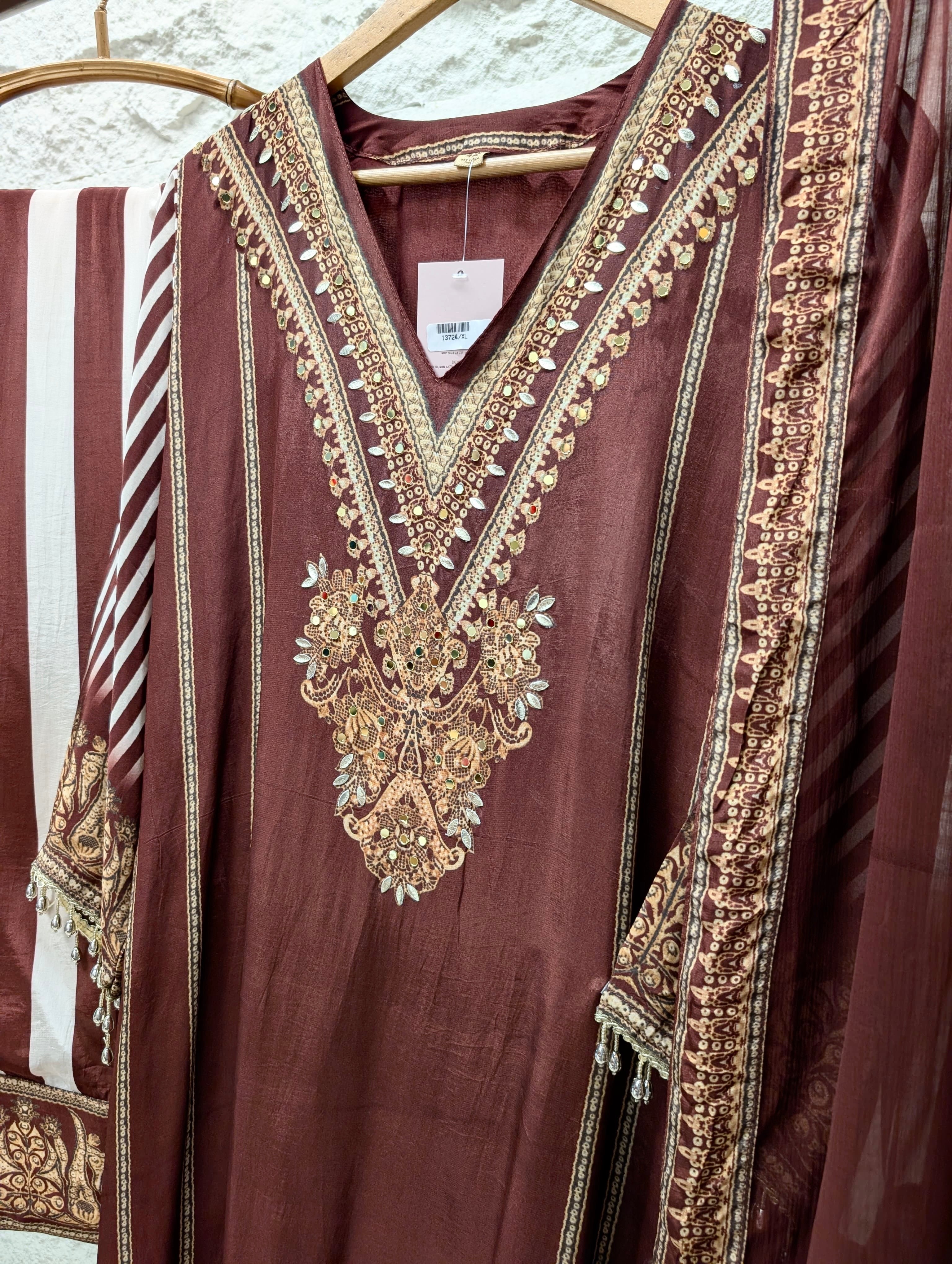 Meher Crepe Embroidered Maroon 3-Piece Set (Devri – D.No 13724)