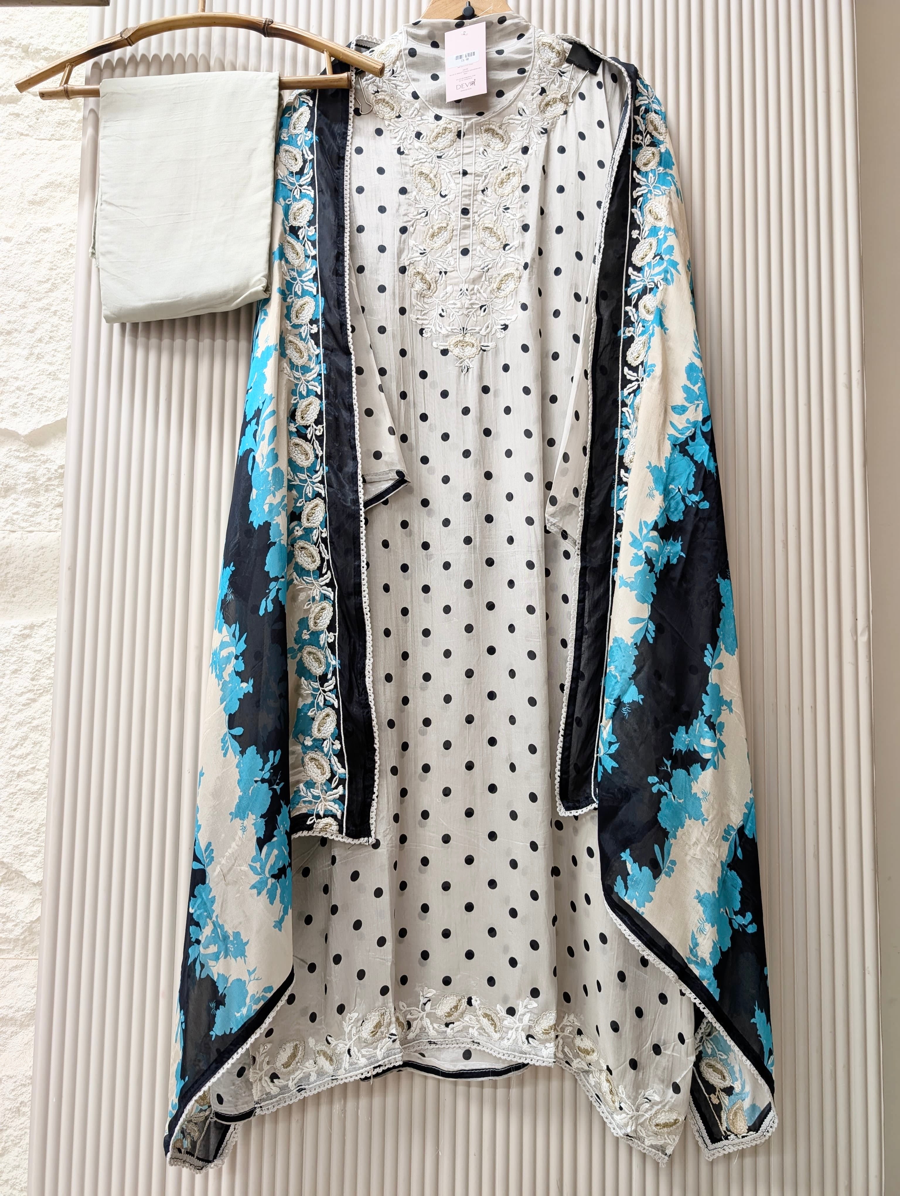 Off White Muslin Blend Printed Unstitched 3-Piece Suit (Devri – D.No 13740)