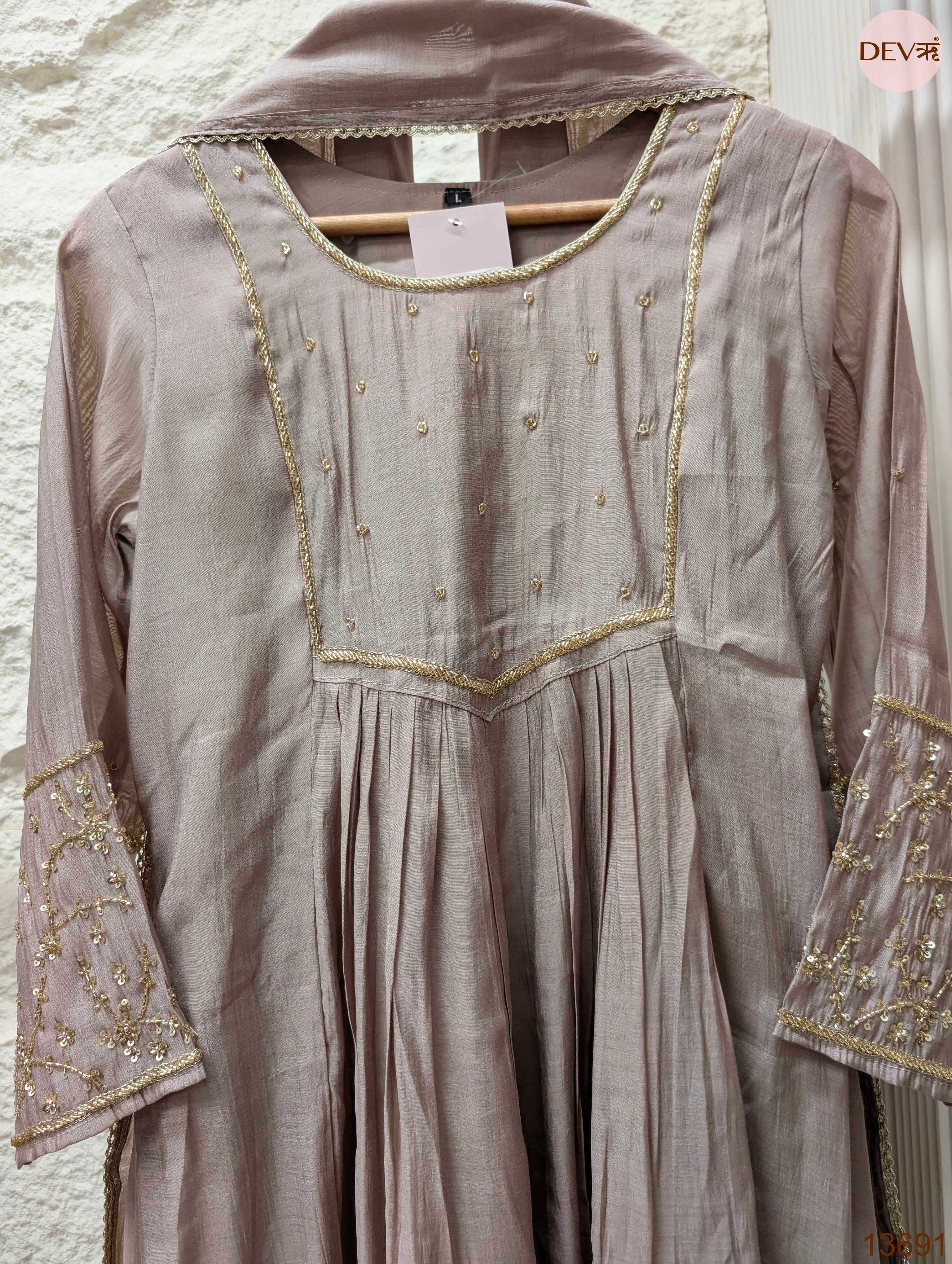 Gulnaar Mul chanderi Embroidered Taupe 3-Piece Set (Devri – D.No 13691)