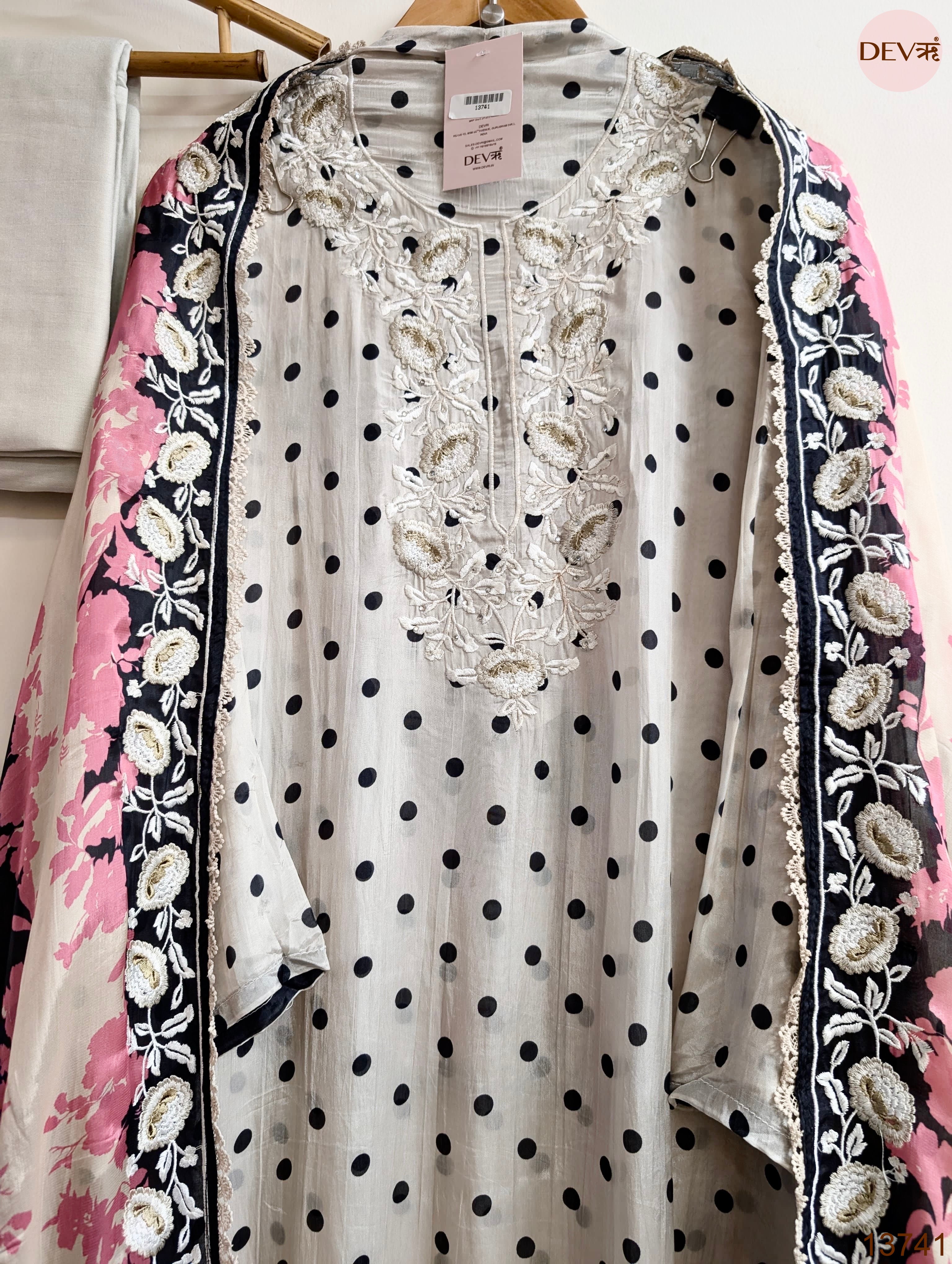 Off White Muslin Blend Printed Unstitched 3-Piece Suit (Devri – D.No 13741)