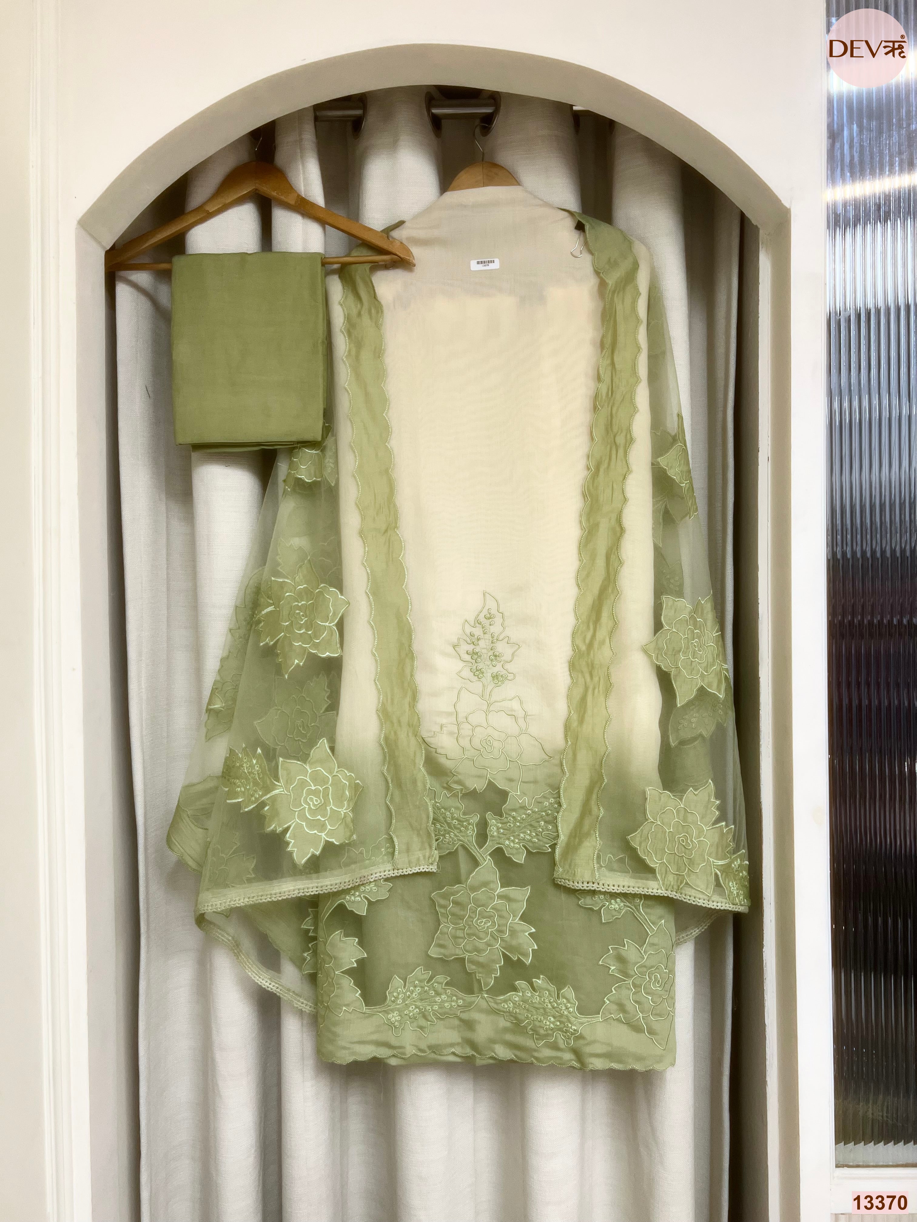 Ivory Mul Chanderi Embroidered Unstitched 3-Piece Suit (Devri – D.No 13370)