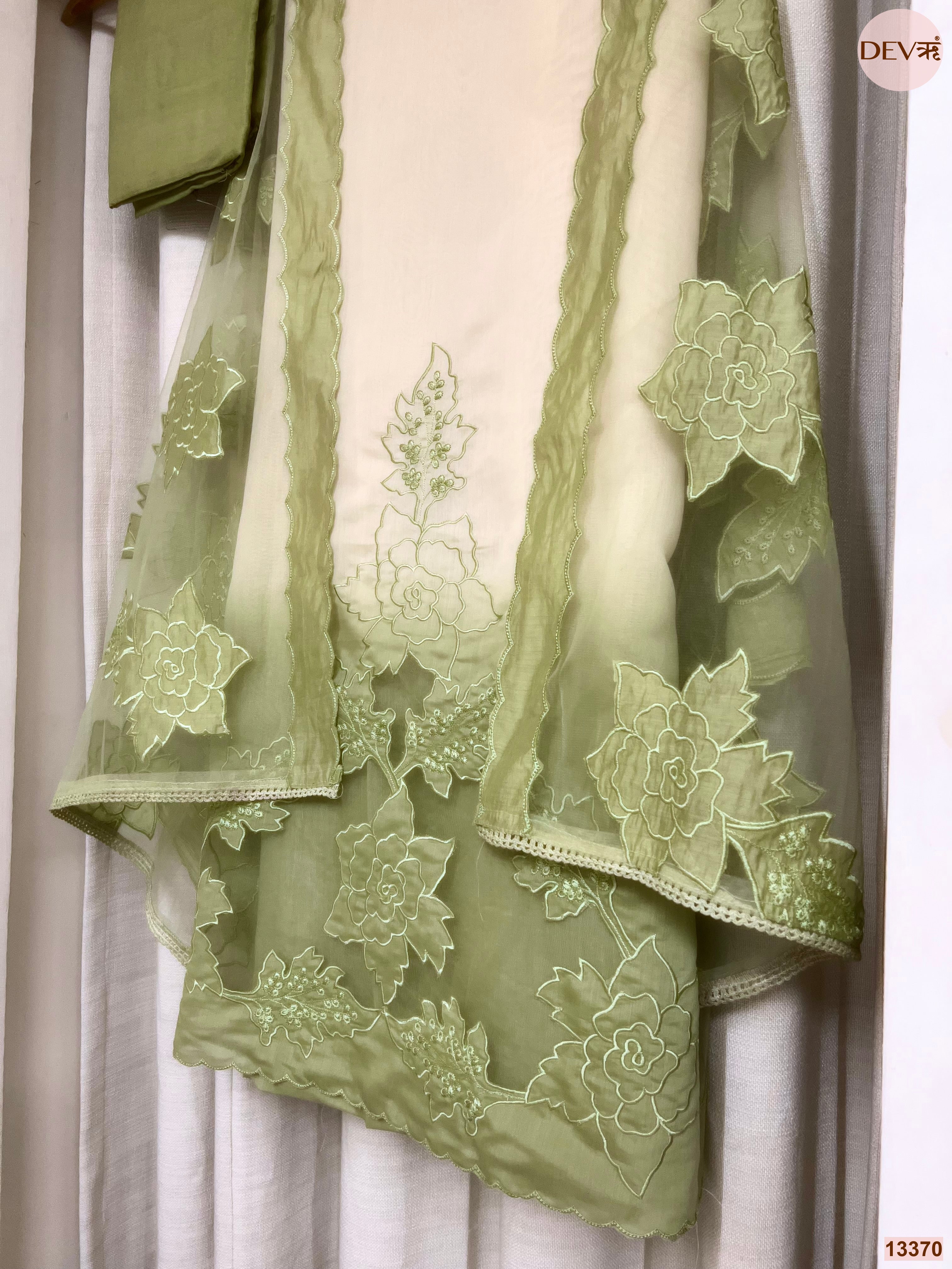 Ivory Mul Chanderi Embroidered Unstitched 3-Piece Suit (Devri – D.No 13370)