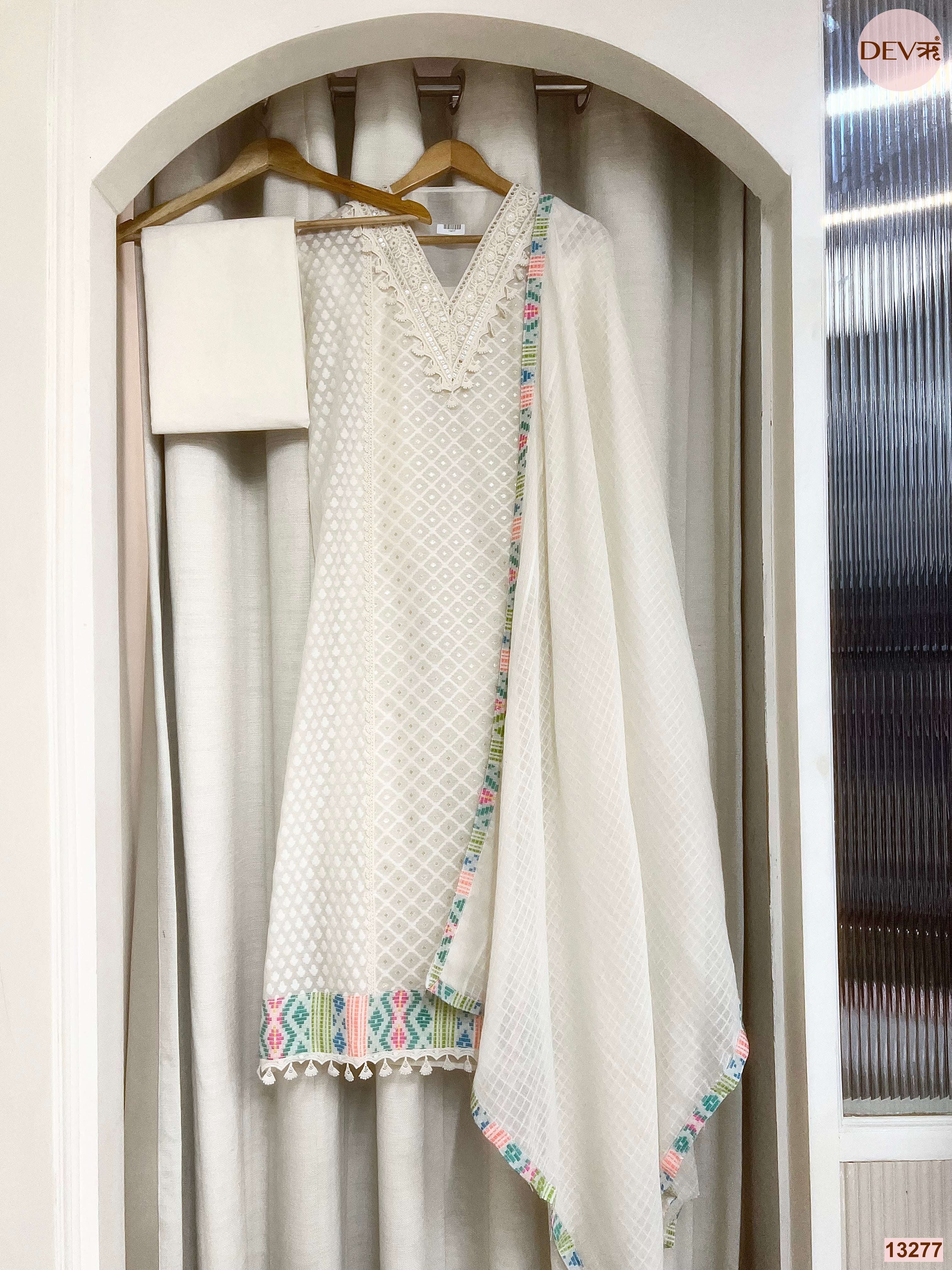 Off White Mul Cotton Printed Unstitched 3-Piece Suit (Devri – D.No 13277)
