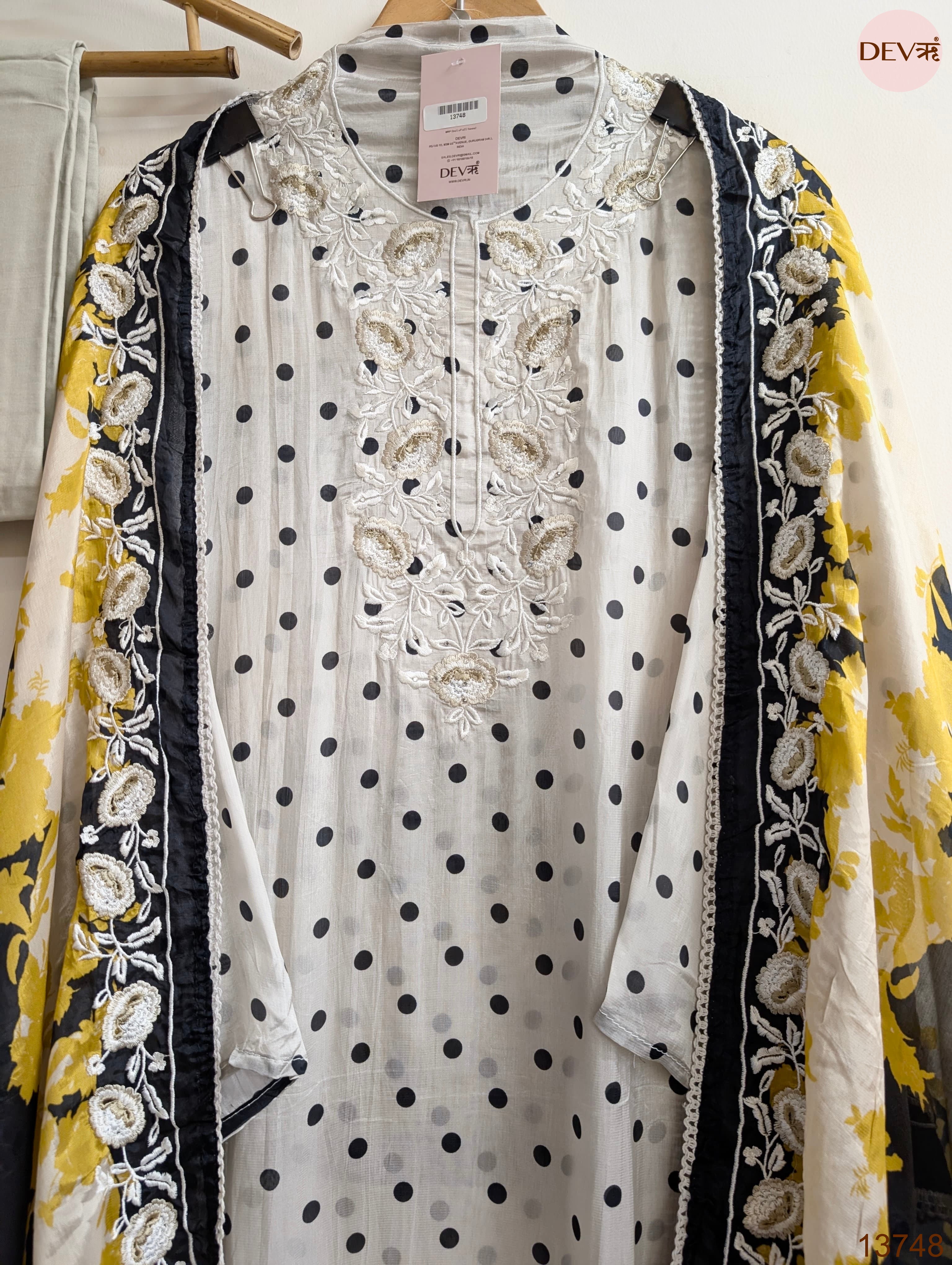 White Muslin Blend Printed Unstitched 3-Piece Suit (Devri – D.No 13748)