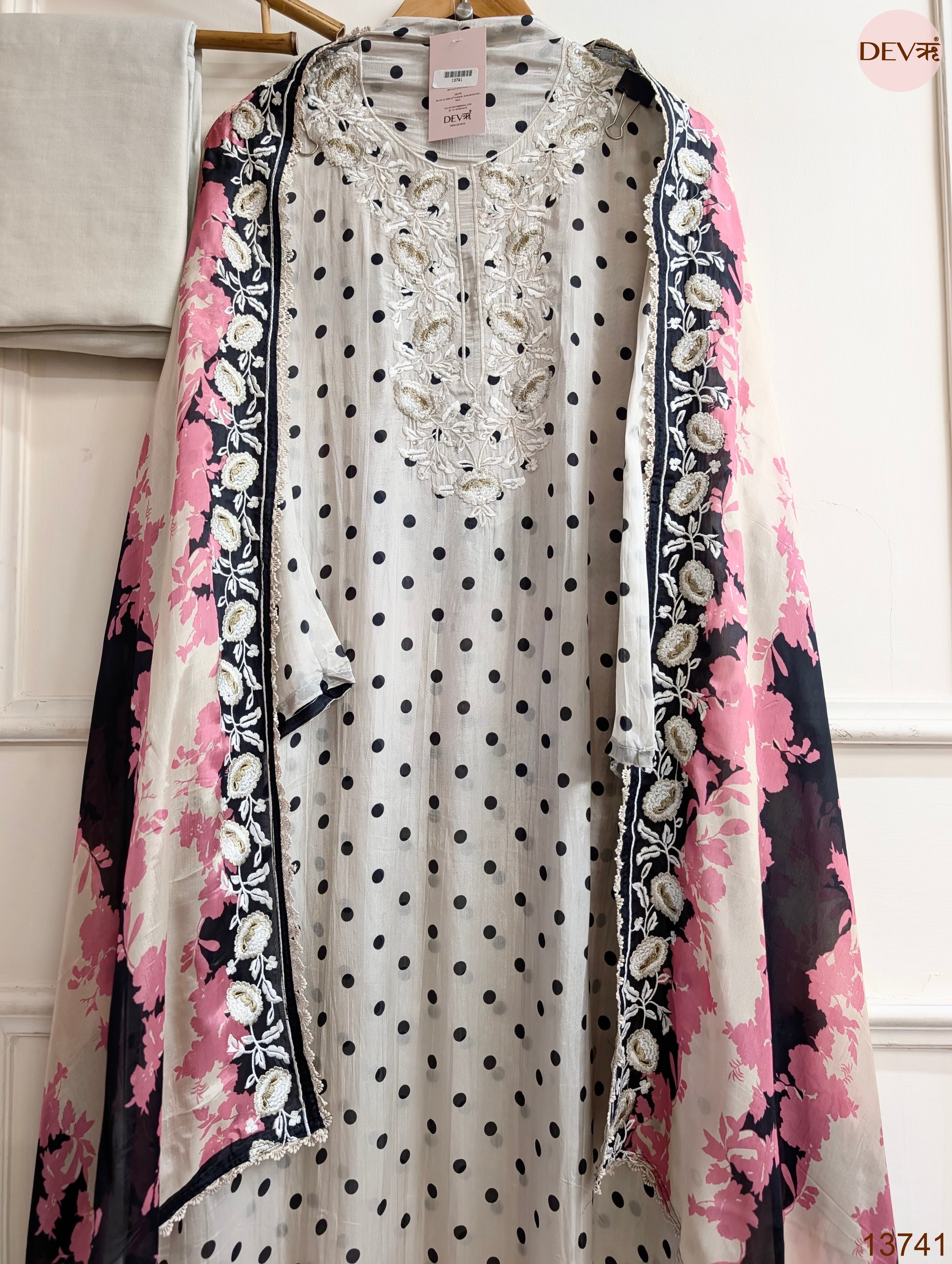 Off White Muslin Blend Printed Unstitched 3-Piece Suit (Devri – D.No 13741)