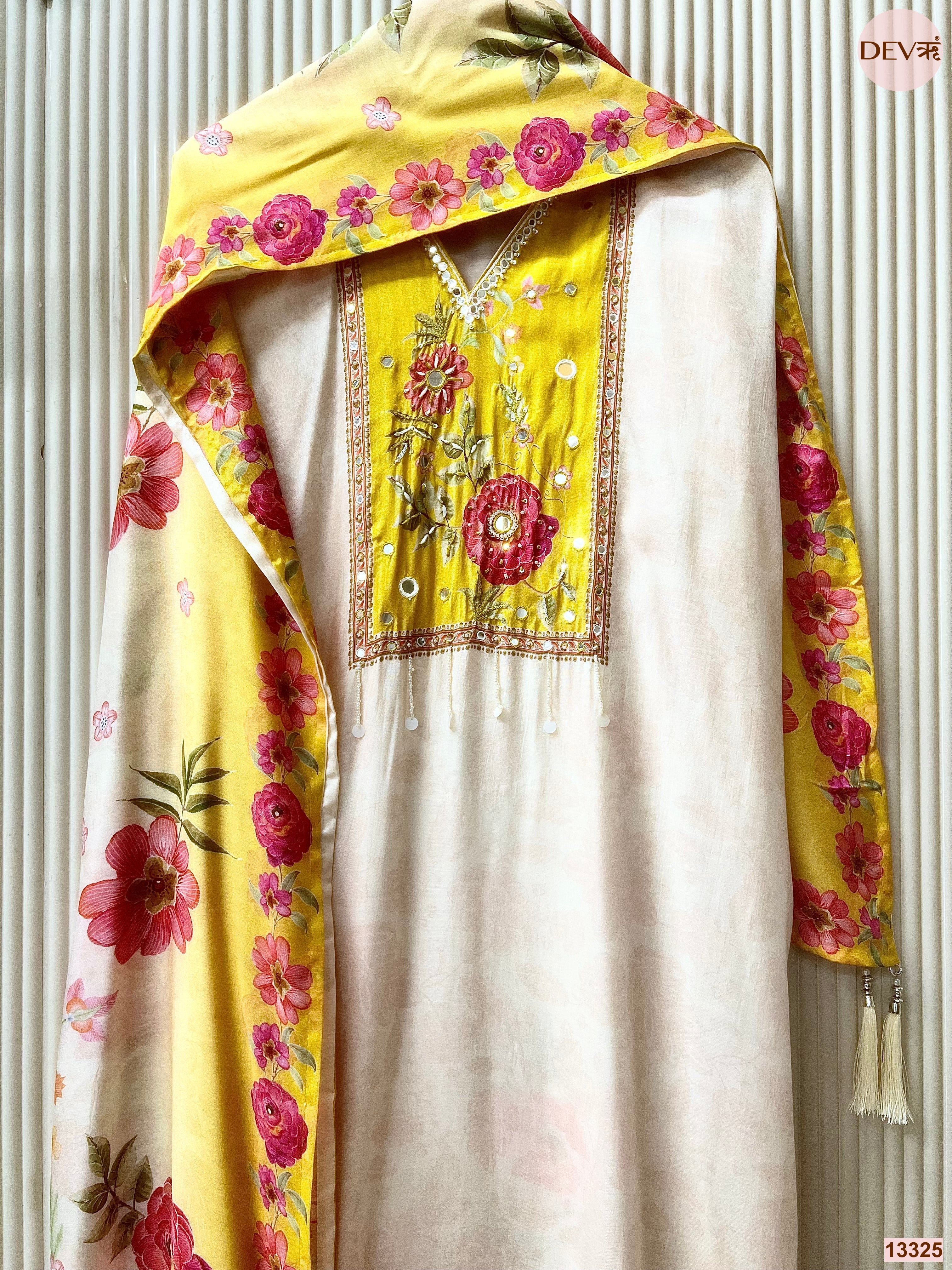 Off White Muslin Printed Unstitched 3-Piece Suit (Devri – D.No 13325)