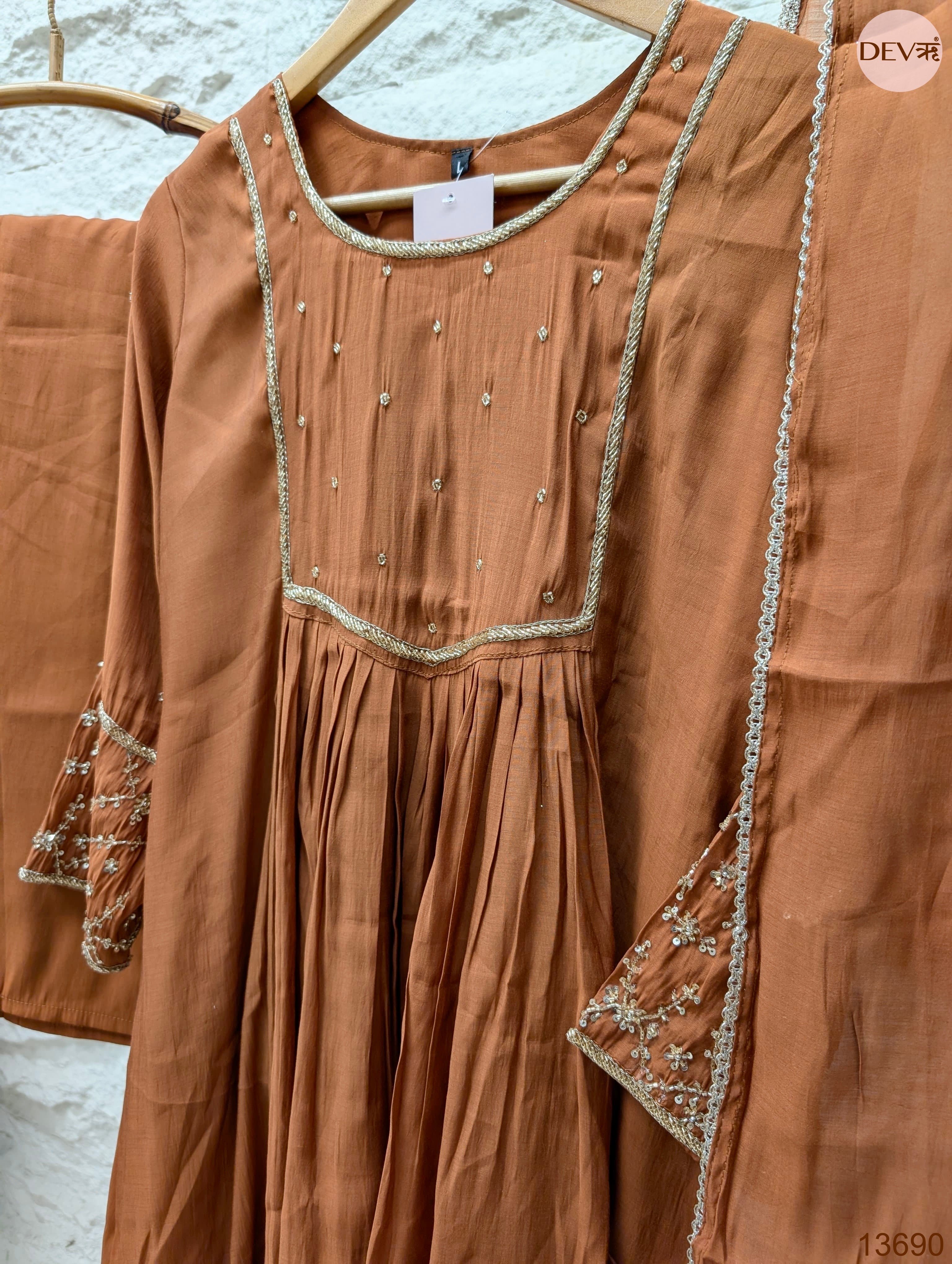 Zareen Mul chanderi Embroidered Brown 3-Piece Set (Devri – D.No 13690)