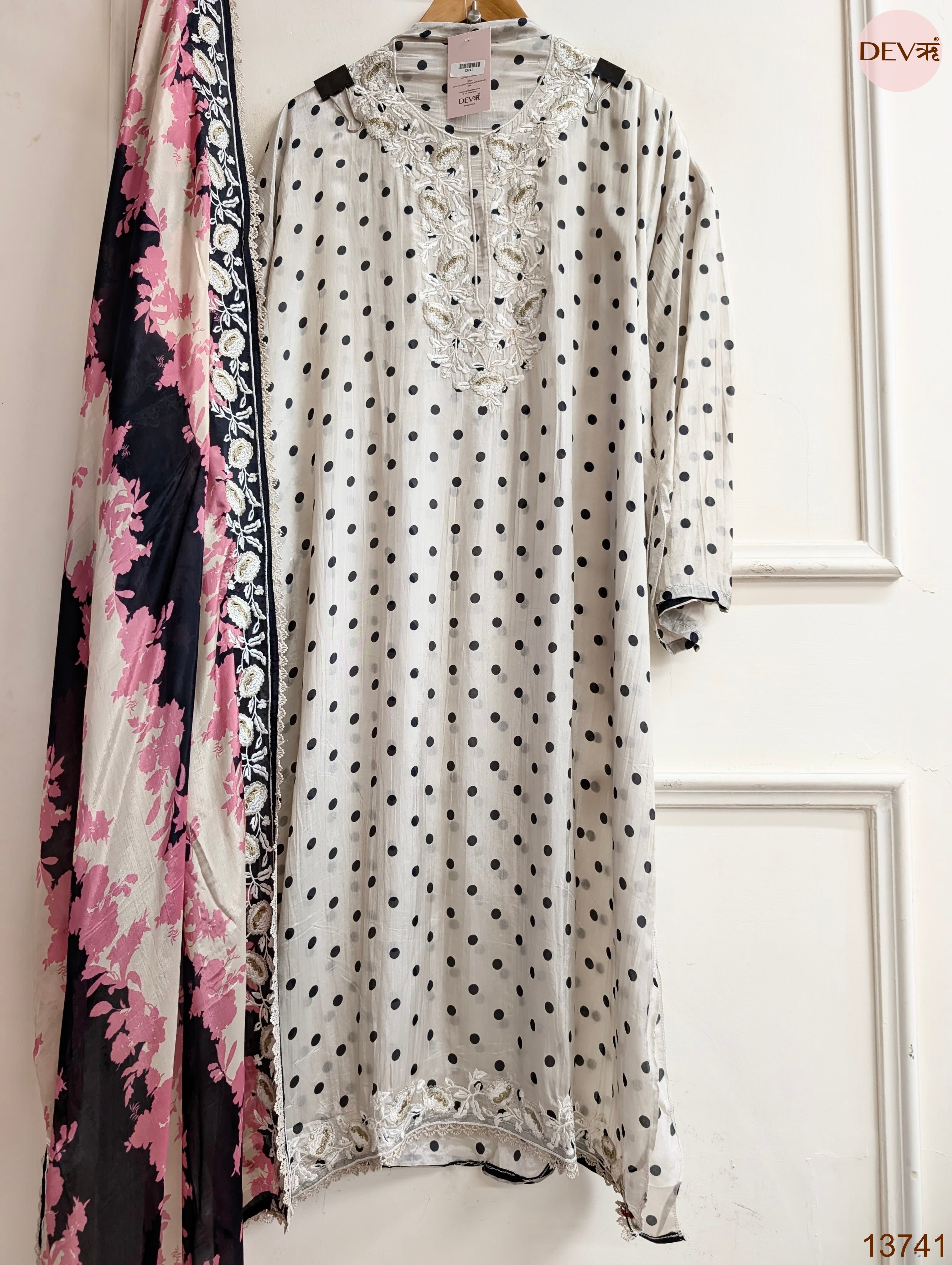 Off White Muslin Blend Printed Unstitched 3-Piece Suit (Devri – D.No 13741)