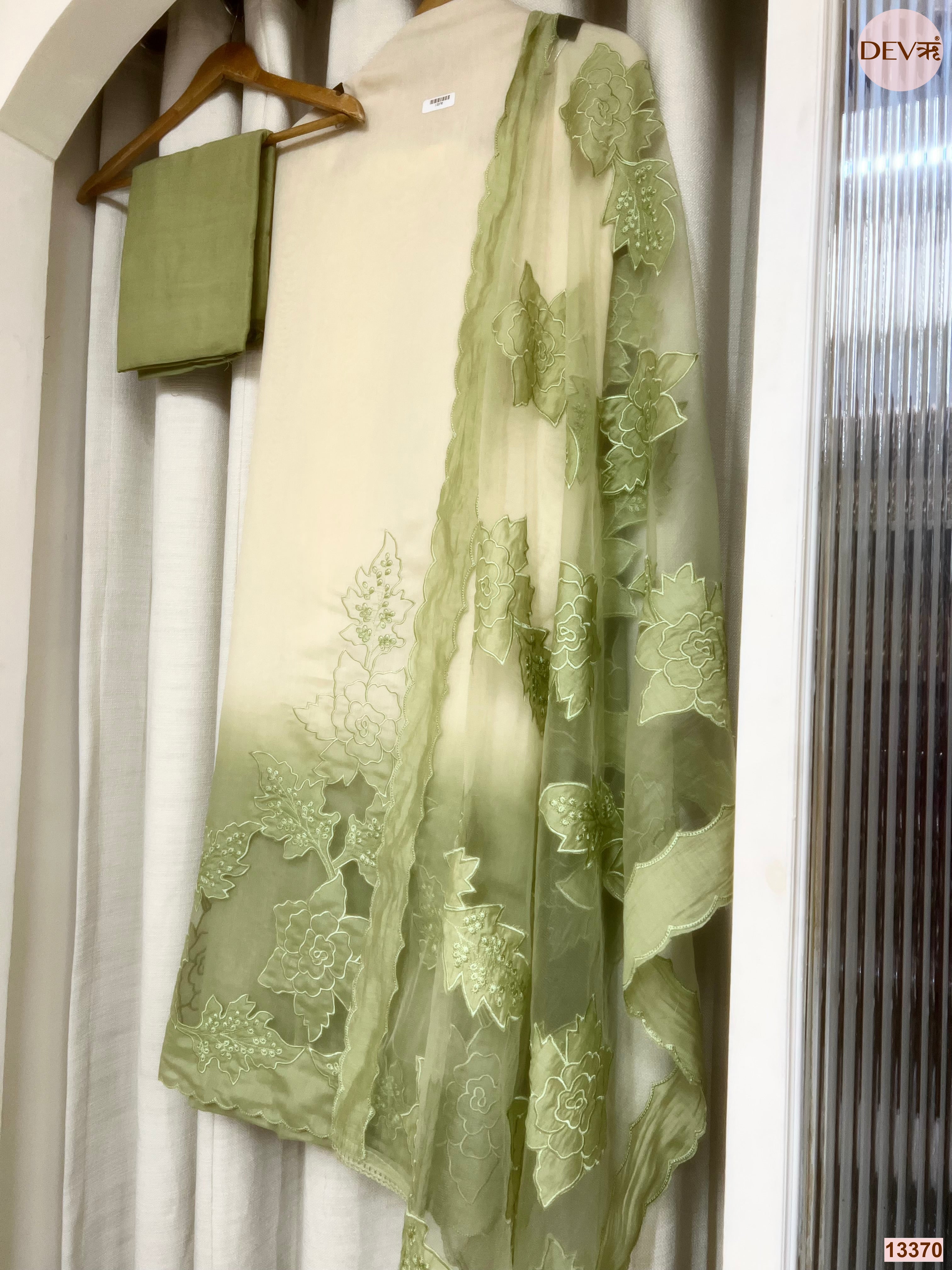 Ivory Mul Chanderi Embroidered Unstitched 3-Piece Suit (Devri – D.No 13370)