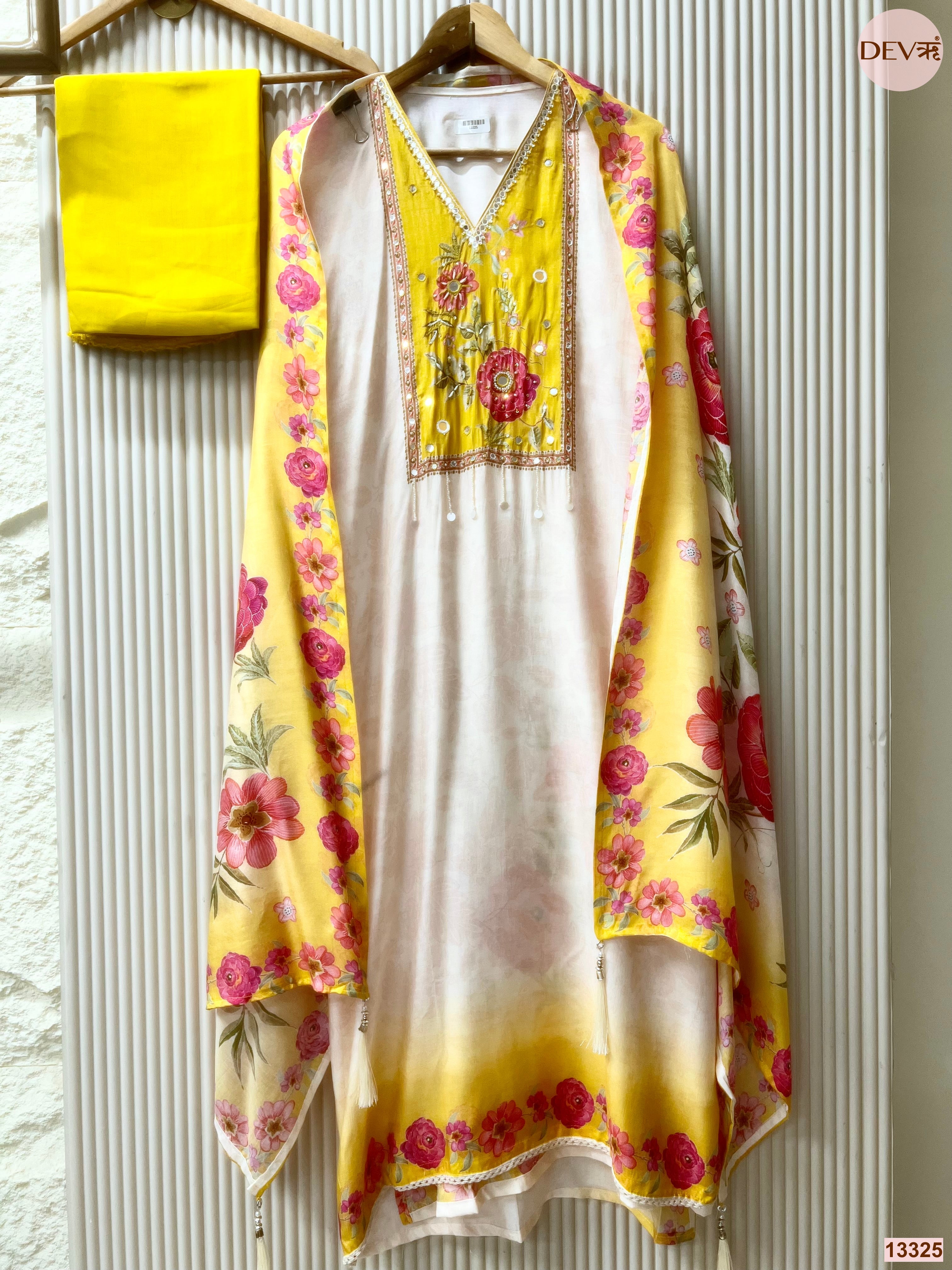 Off White Muslin Printed Unstitched 3-Piece Suit (Devri – D.No 13325)