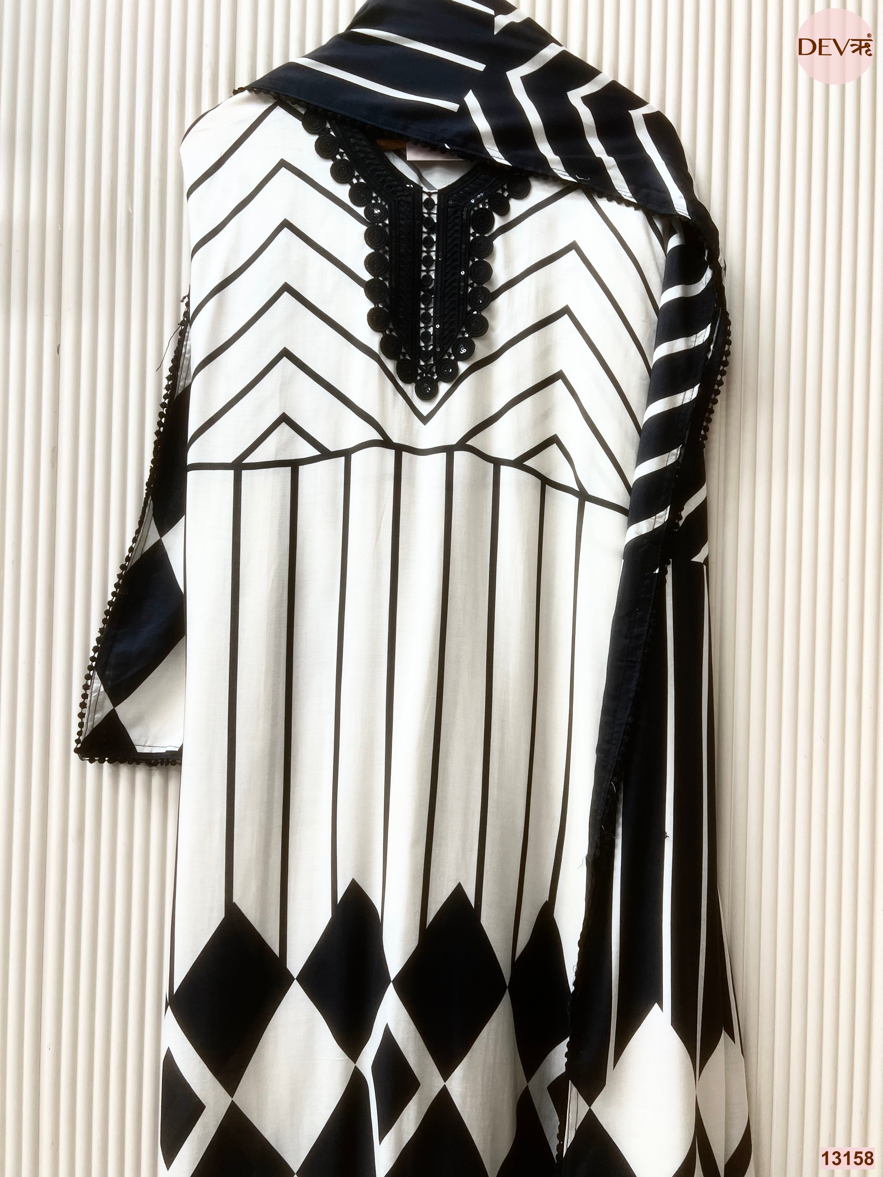 White Muslin Printed Unstitched 3-Piece Suit (Devri – D.No 13158)