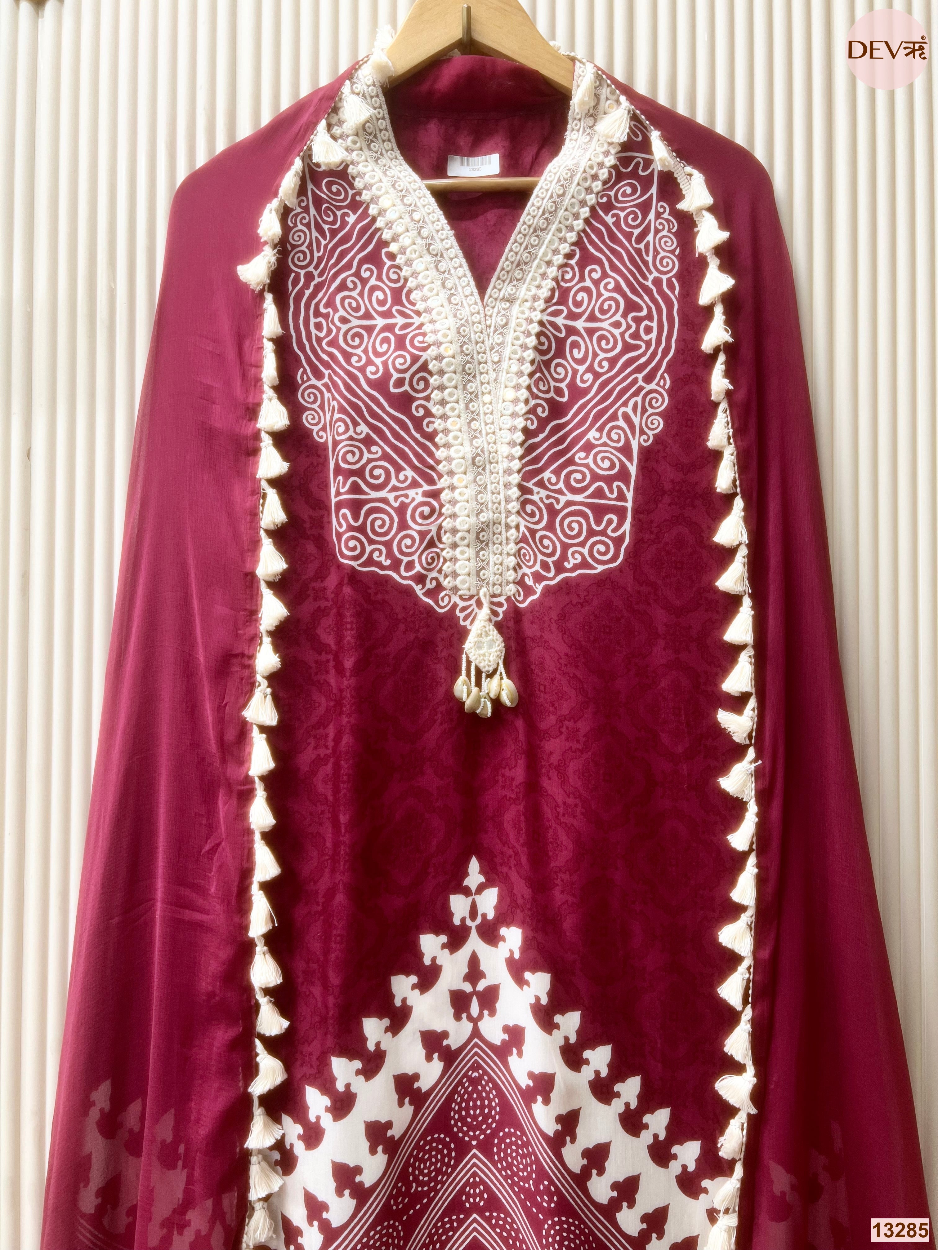 Wine Muslin Printed Unstitched 3-Piece Suit (Devri – D.No 13285)