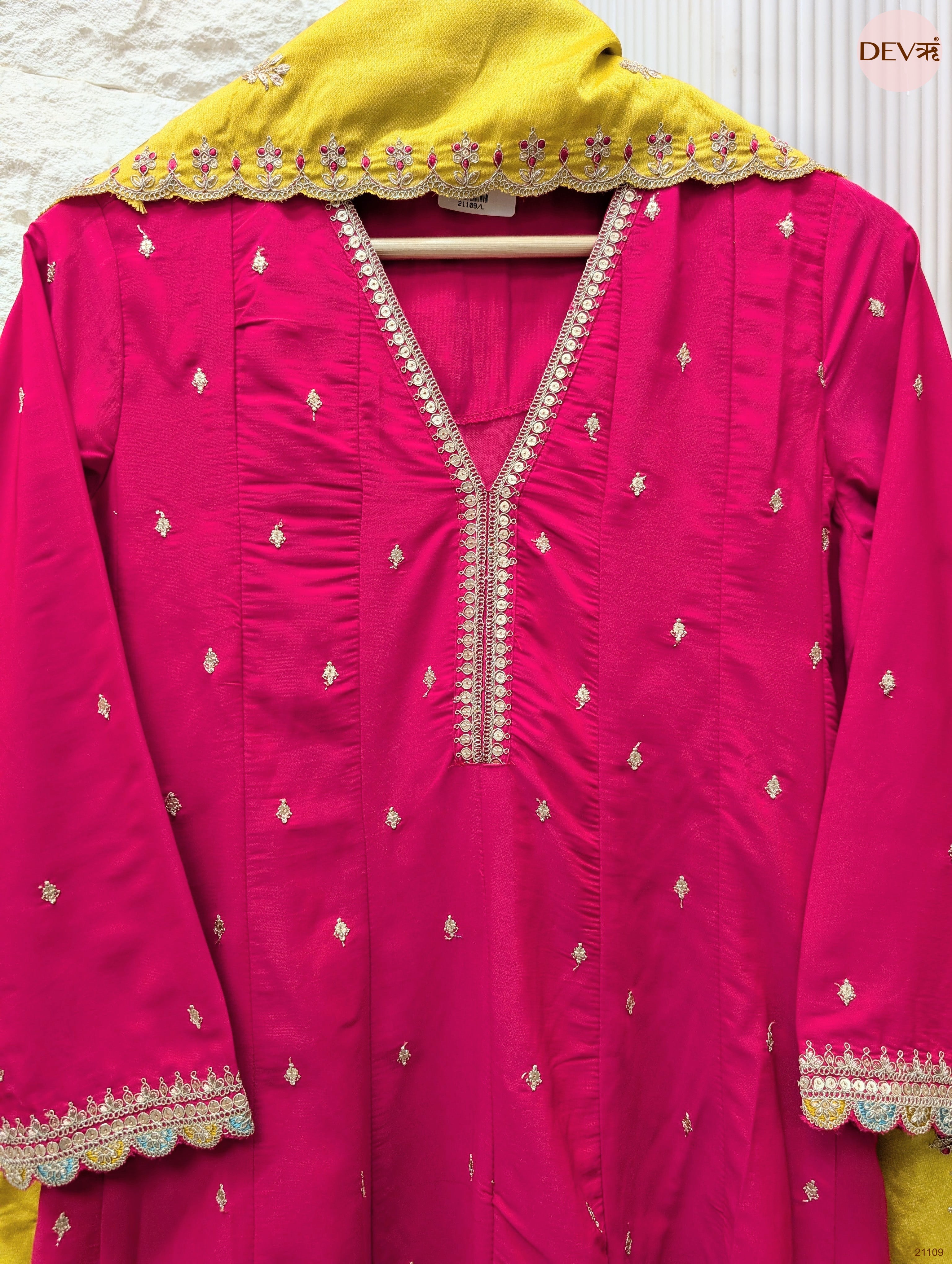 Gulnaar Pure dola silk Embroidered Fuchsia 3-Piece Set (Devri – D.No 21109)