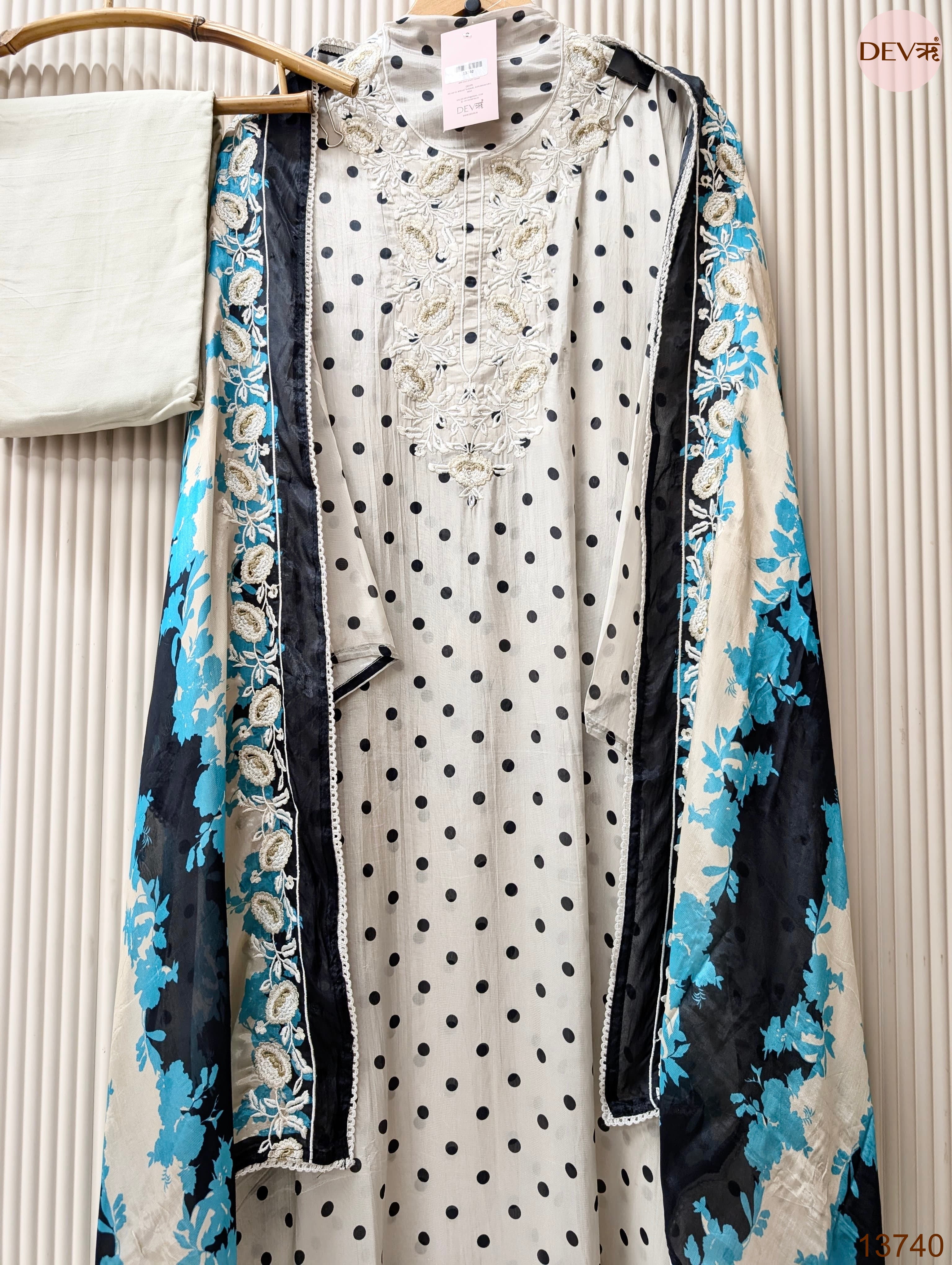 Off White Muslin Blend Printed Unstitched 3-Piece Suit (Devri – D.No 13740)