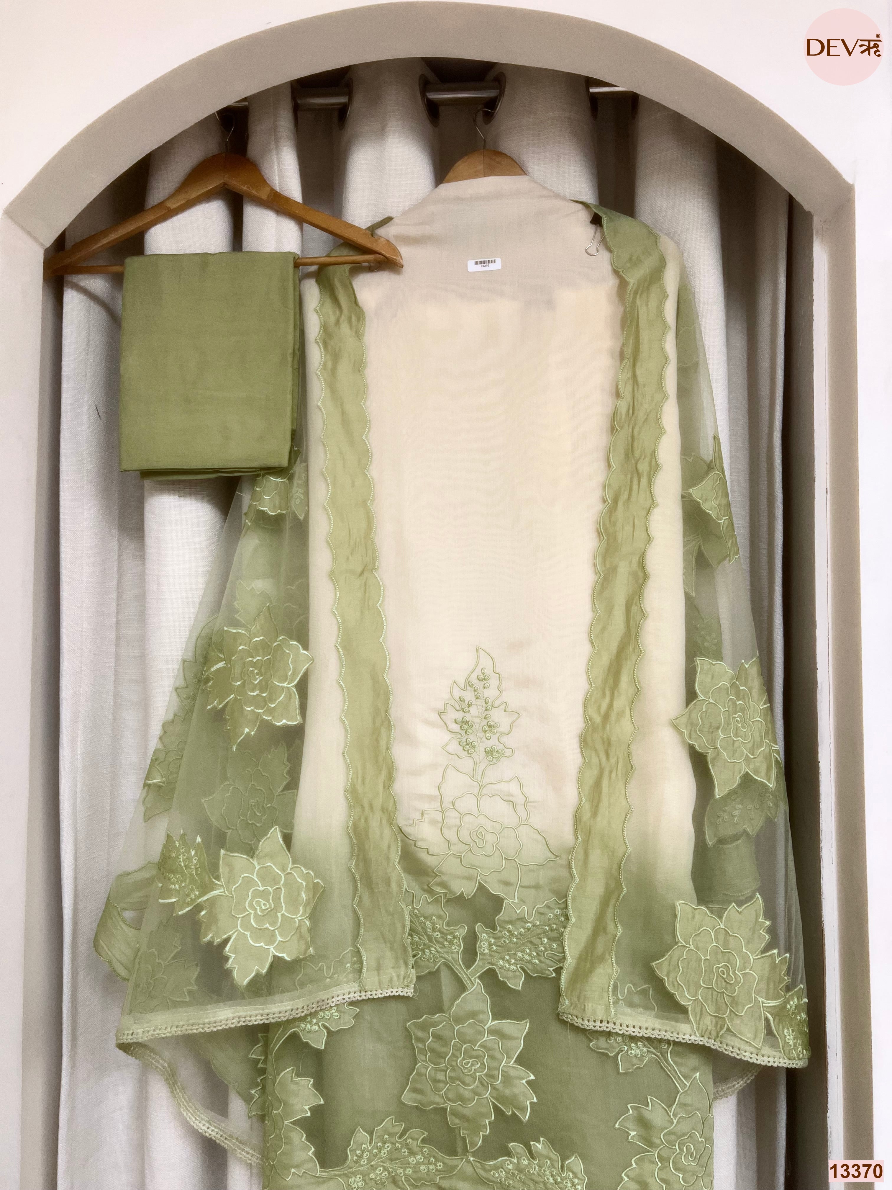 Ivory Mul Chanderi Embroidered Unstitched 3-Piece Suit (Devri – D.No 13370)