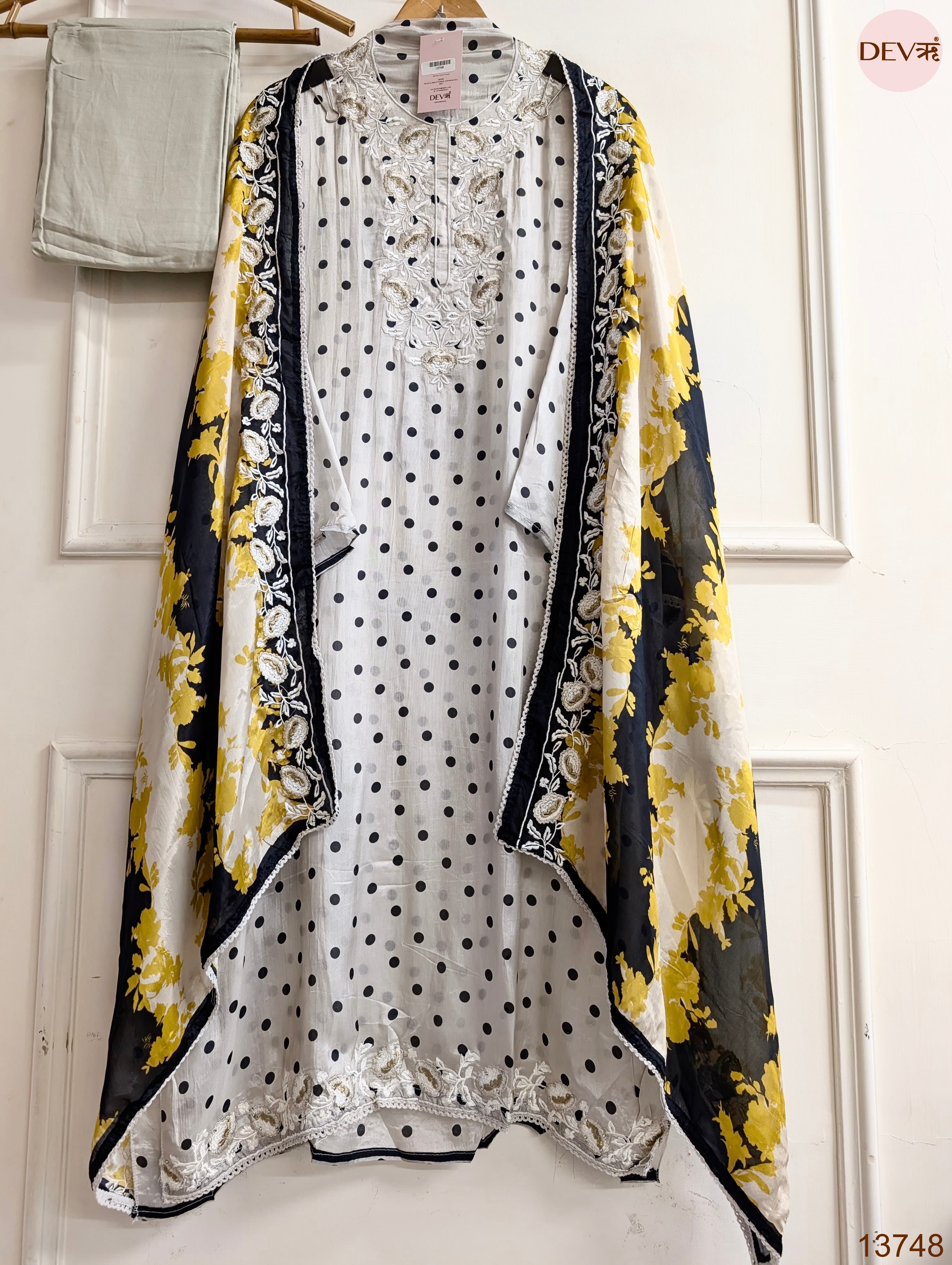 White Muslin Blend Printed Unstitched 3-Piece Suit (Devri – D.No 13748)