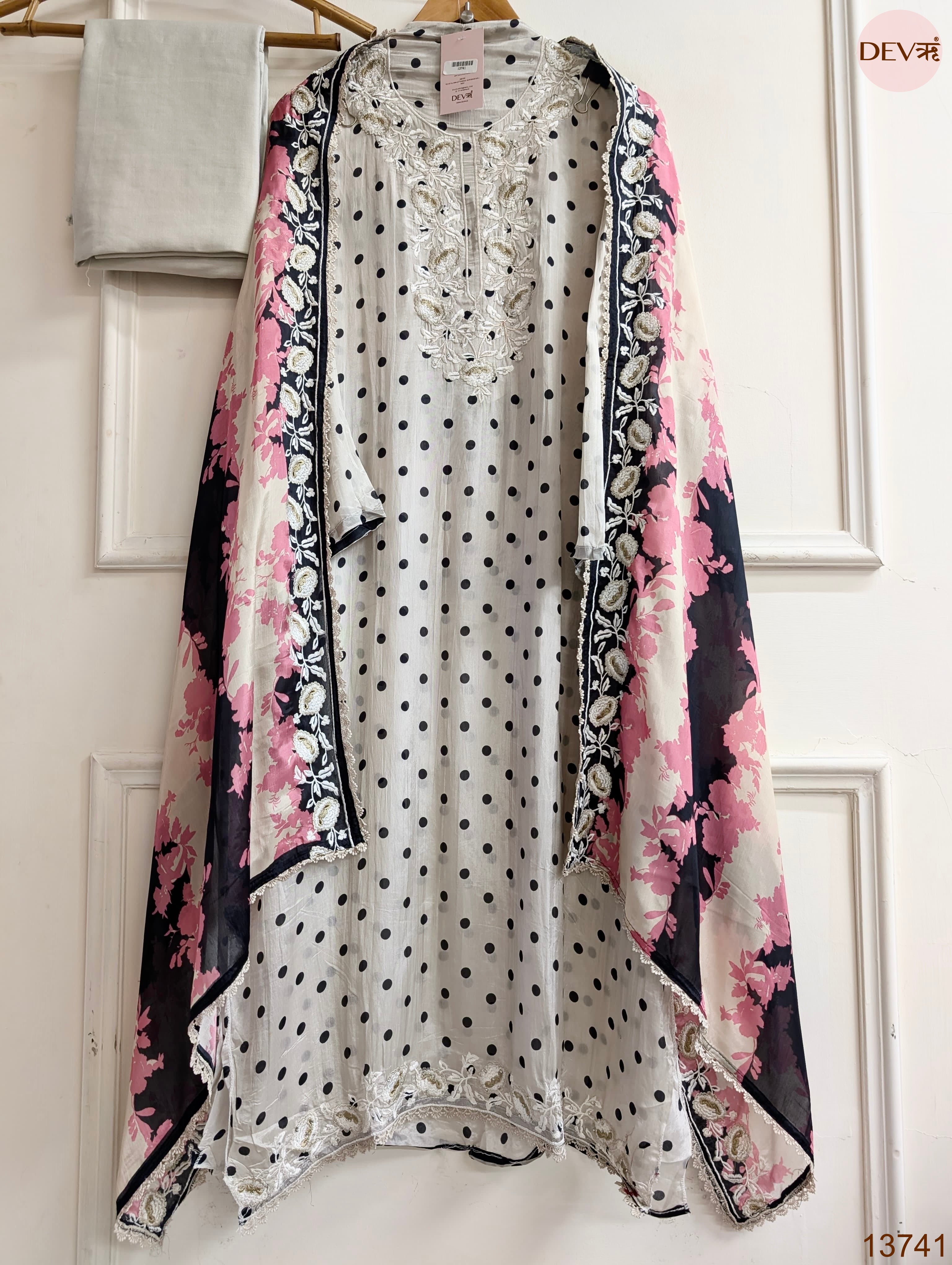 Off White Muslin Blend Printed Unstitched 3-Piece Suit (Devri – D.No 13741)