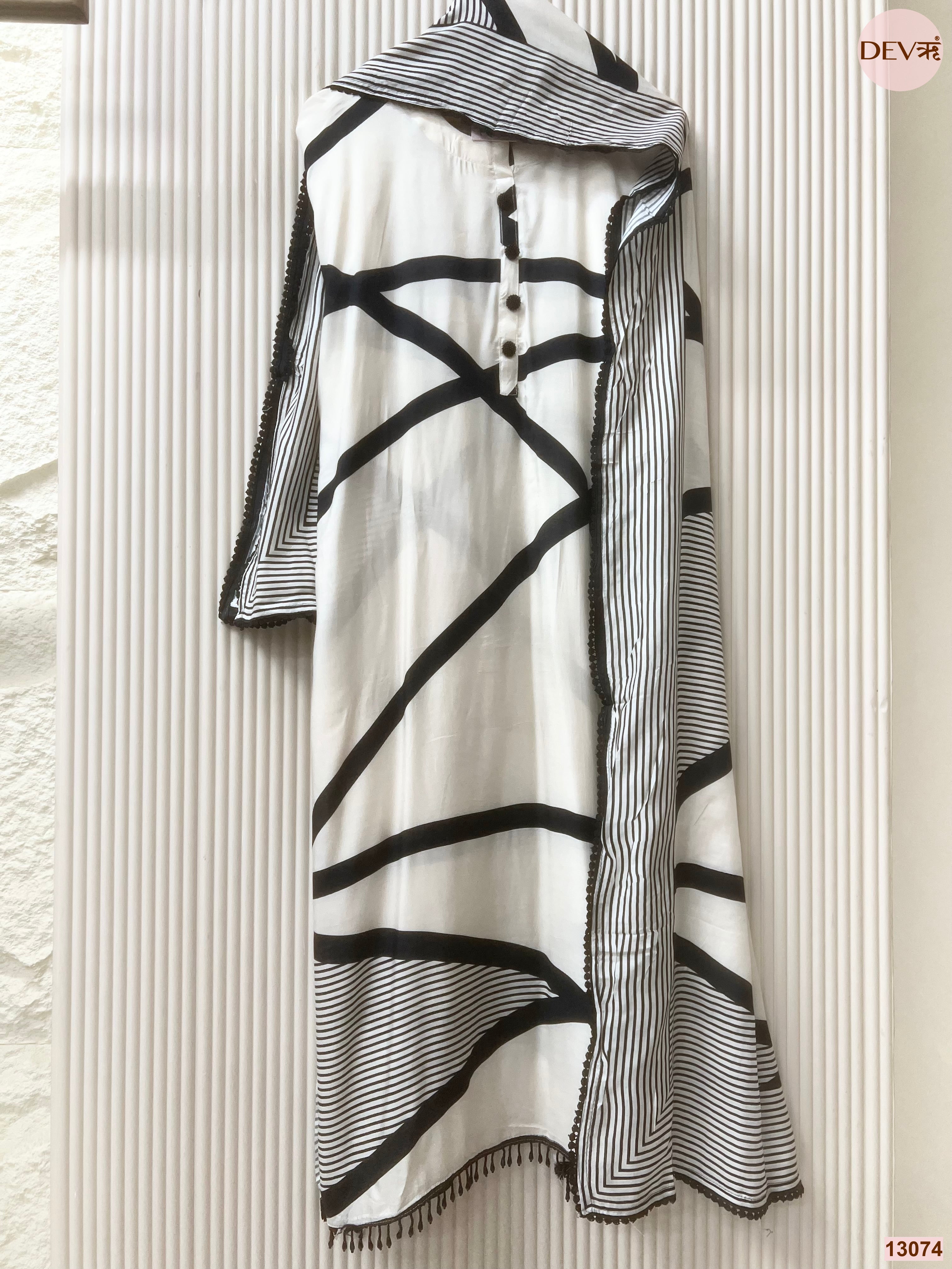 White Muslin Printed Unstitched 3-Piece Suit (Devri – D.No 13074)