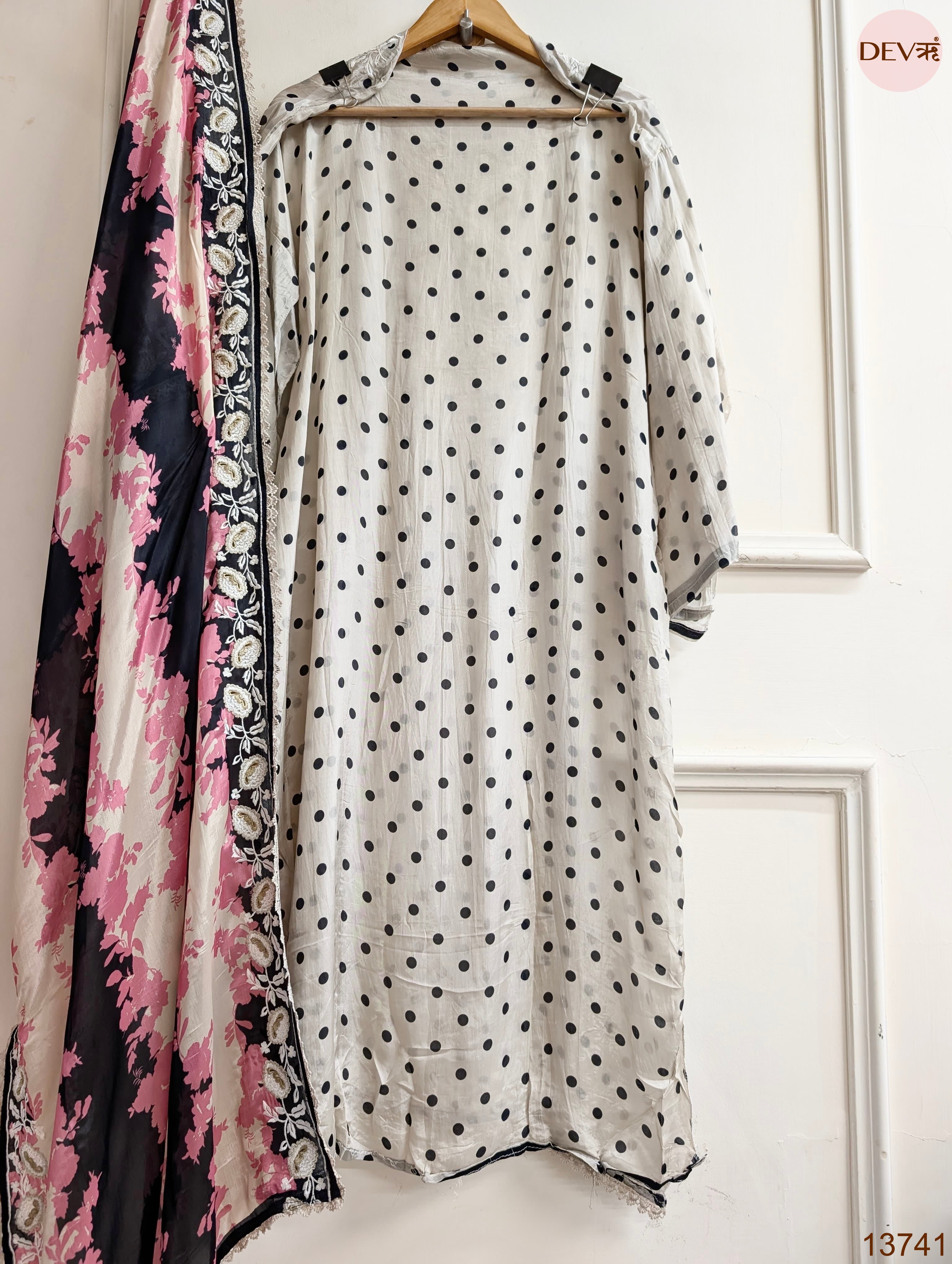 Off White Muslin Blend Printed Unstitched 3-Piece Suit (Devri – D.No 13741)