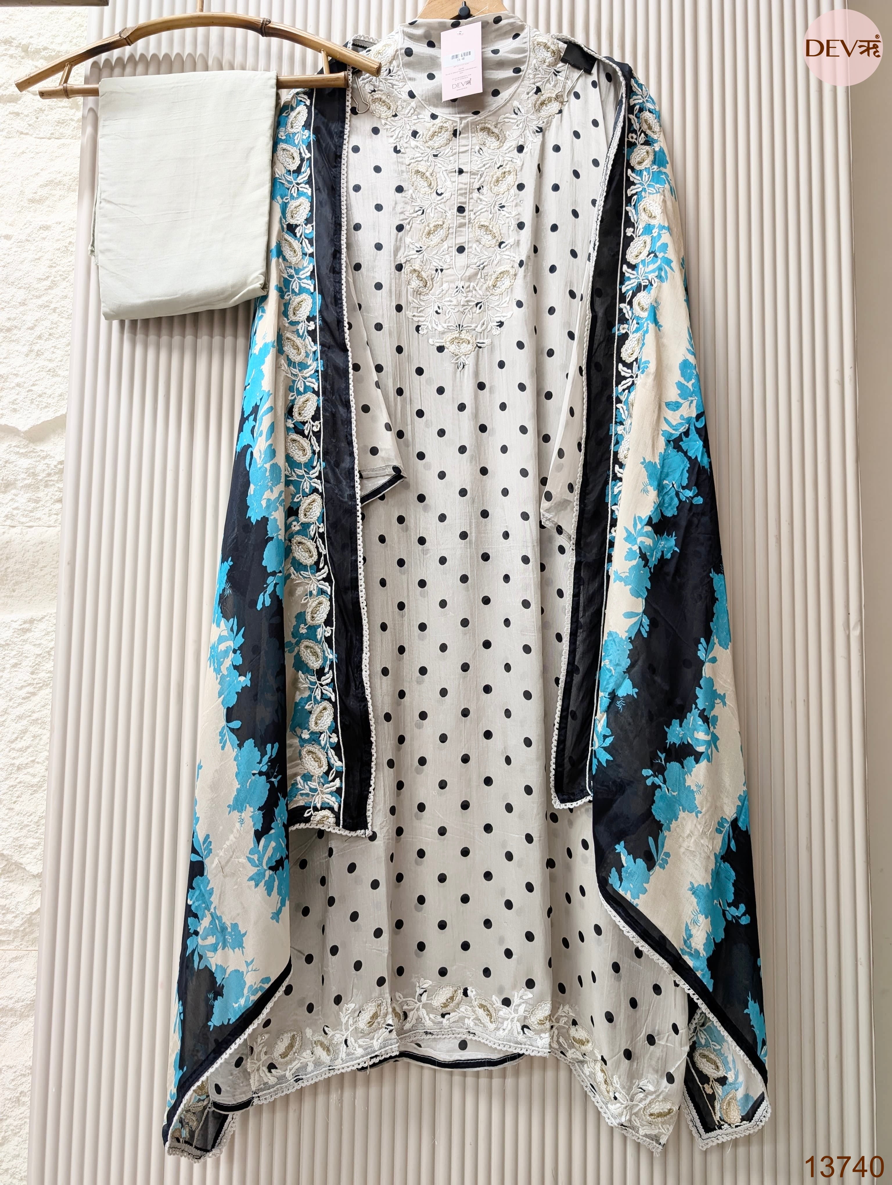 Off White Muslin Blend Printed Unstitched 3-Piece Suit (Devri – D.No 13740)