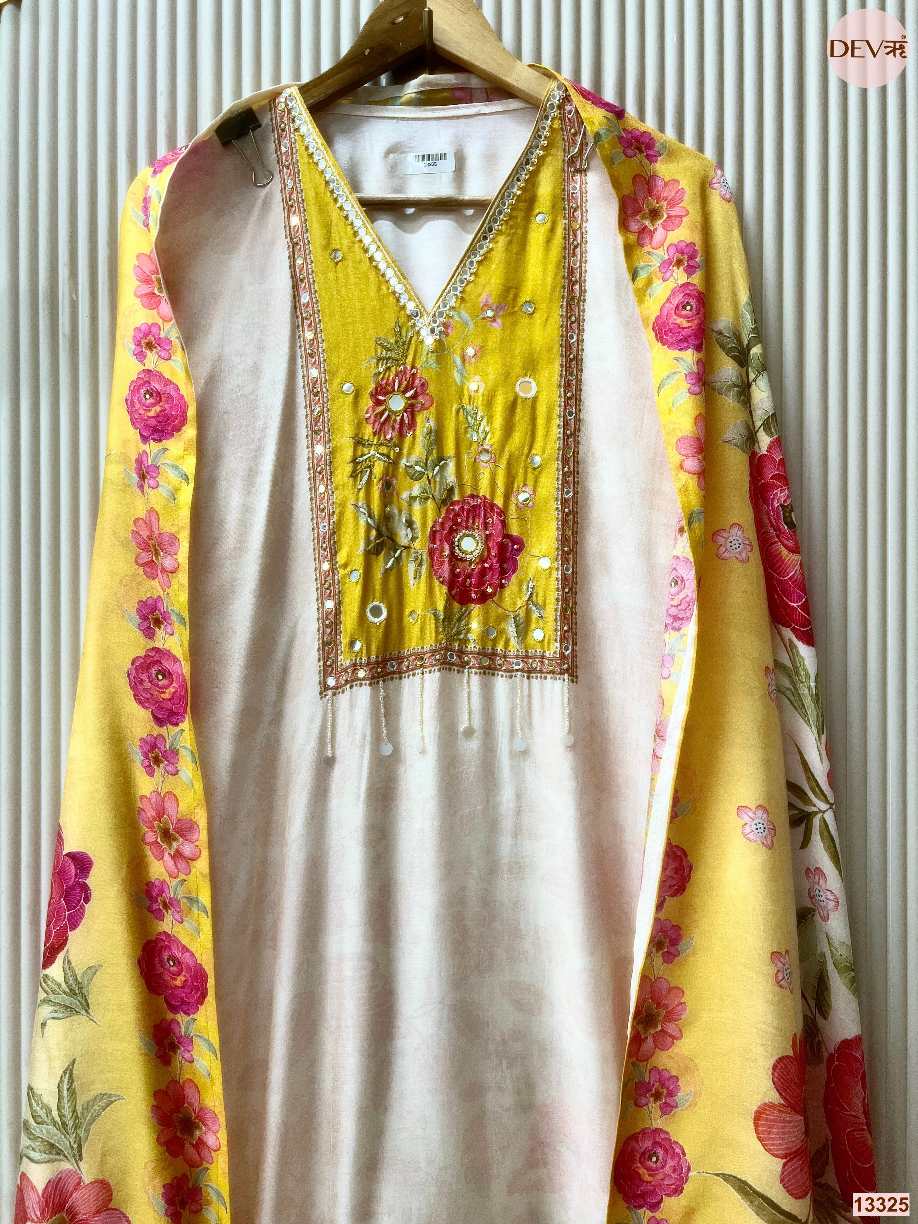 Off White Muslin Printed Unstitched 3-Piece Suit (Devri – D.No 13325)
