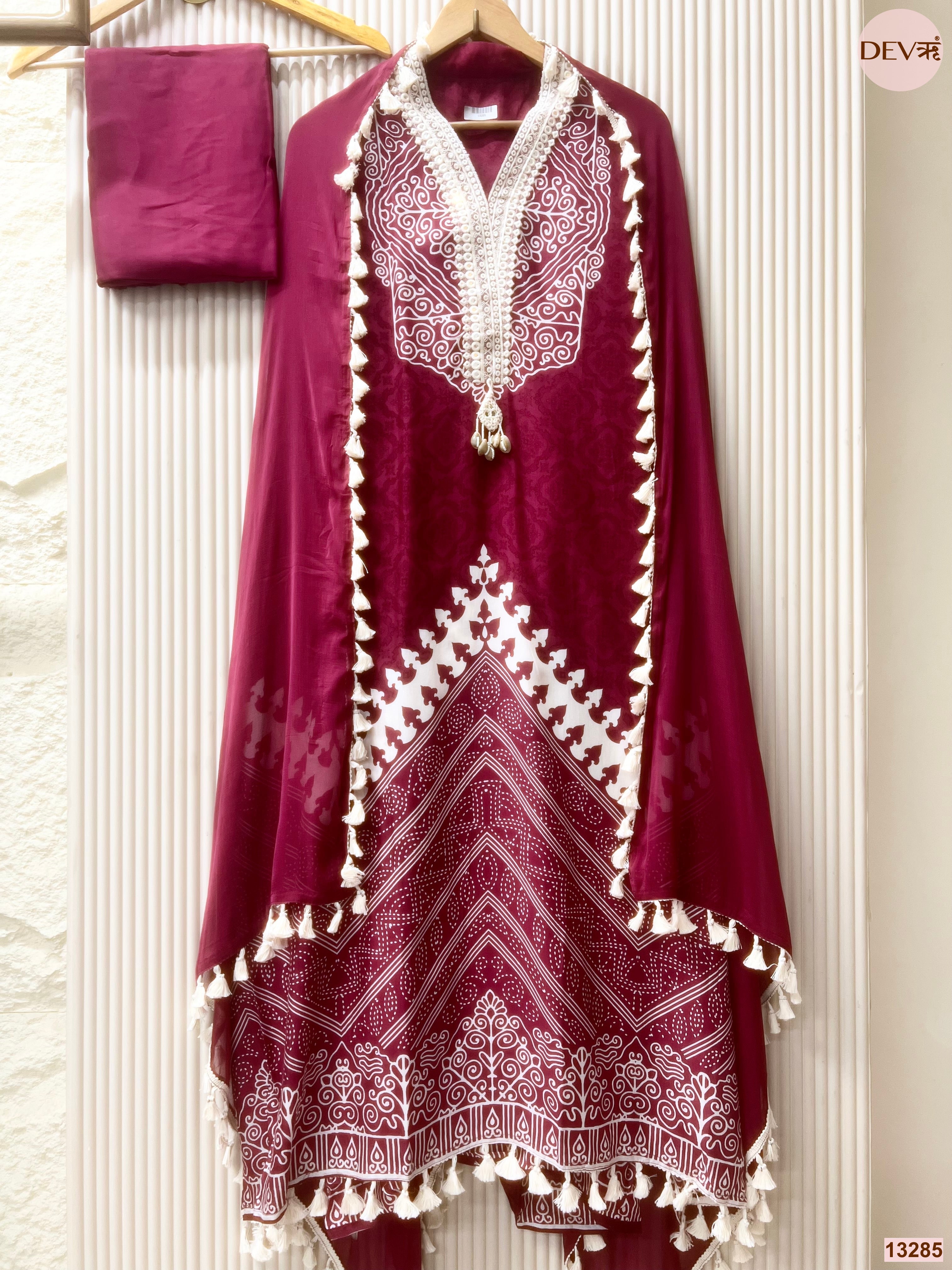 Wine Muslin Printed Unstitched 3-Piece Suit (Devri – D.No 13285)