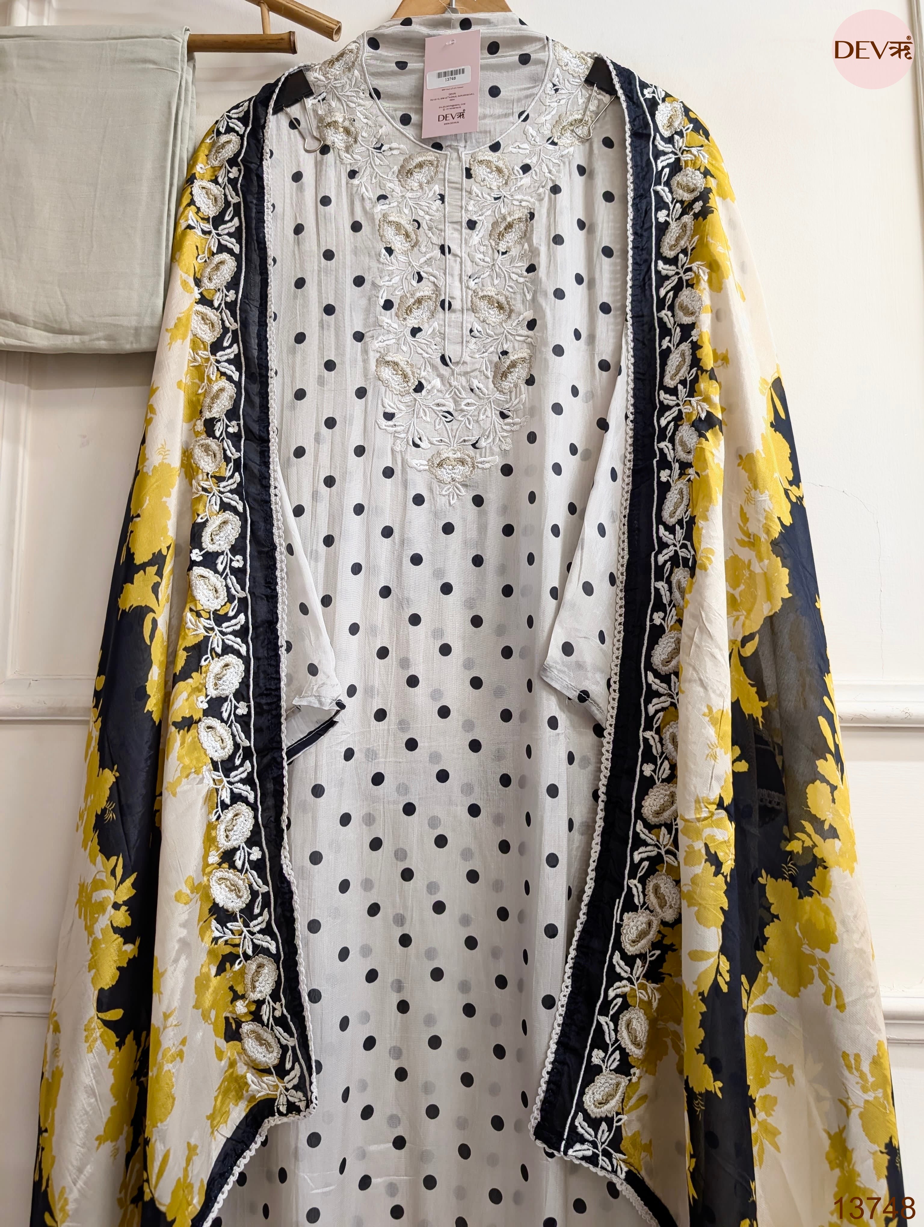 White Muslin Blend Printed Unstitched 3-Piece Suit (Devri – D.No 13748)