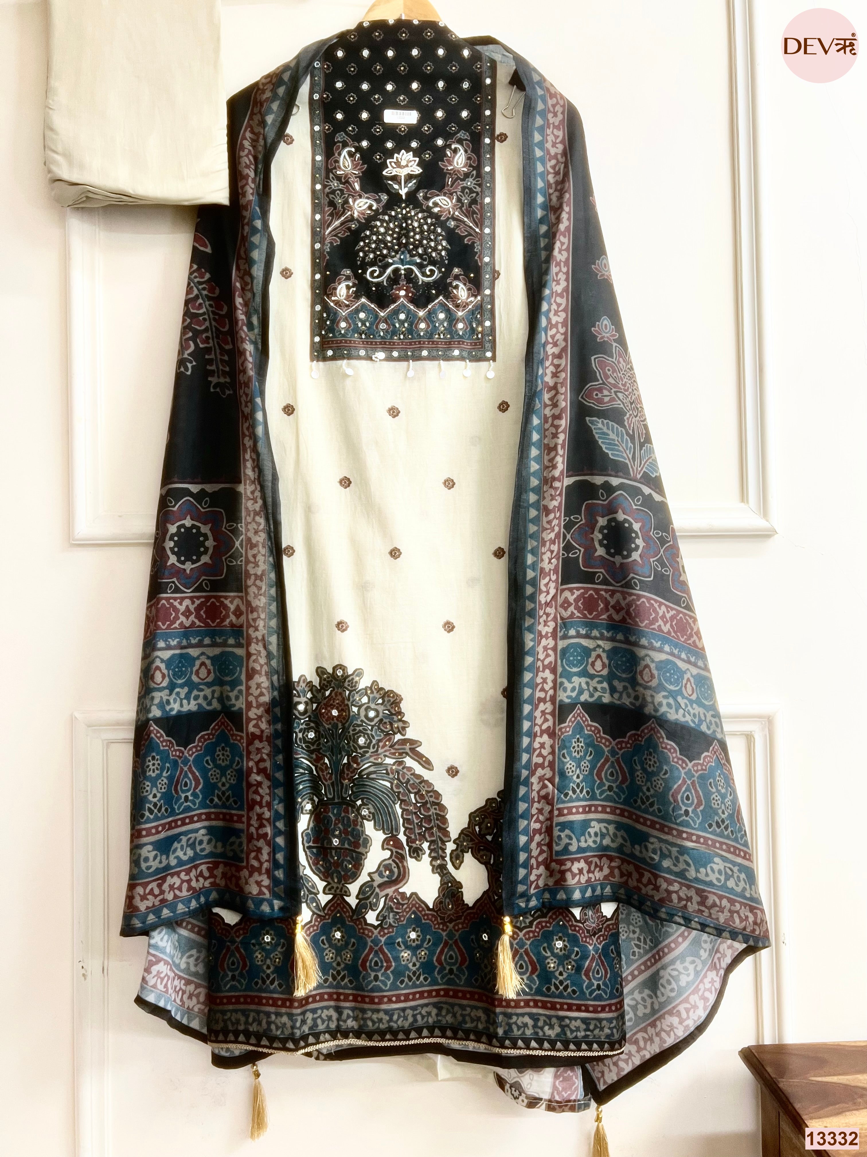 Cream Mul Cotton Printed Unstitched 3-Piece Suit (Devri – D.No 13332)