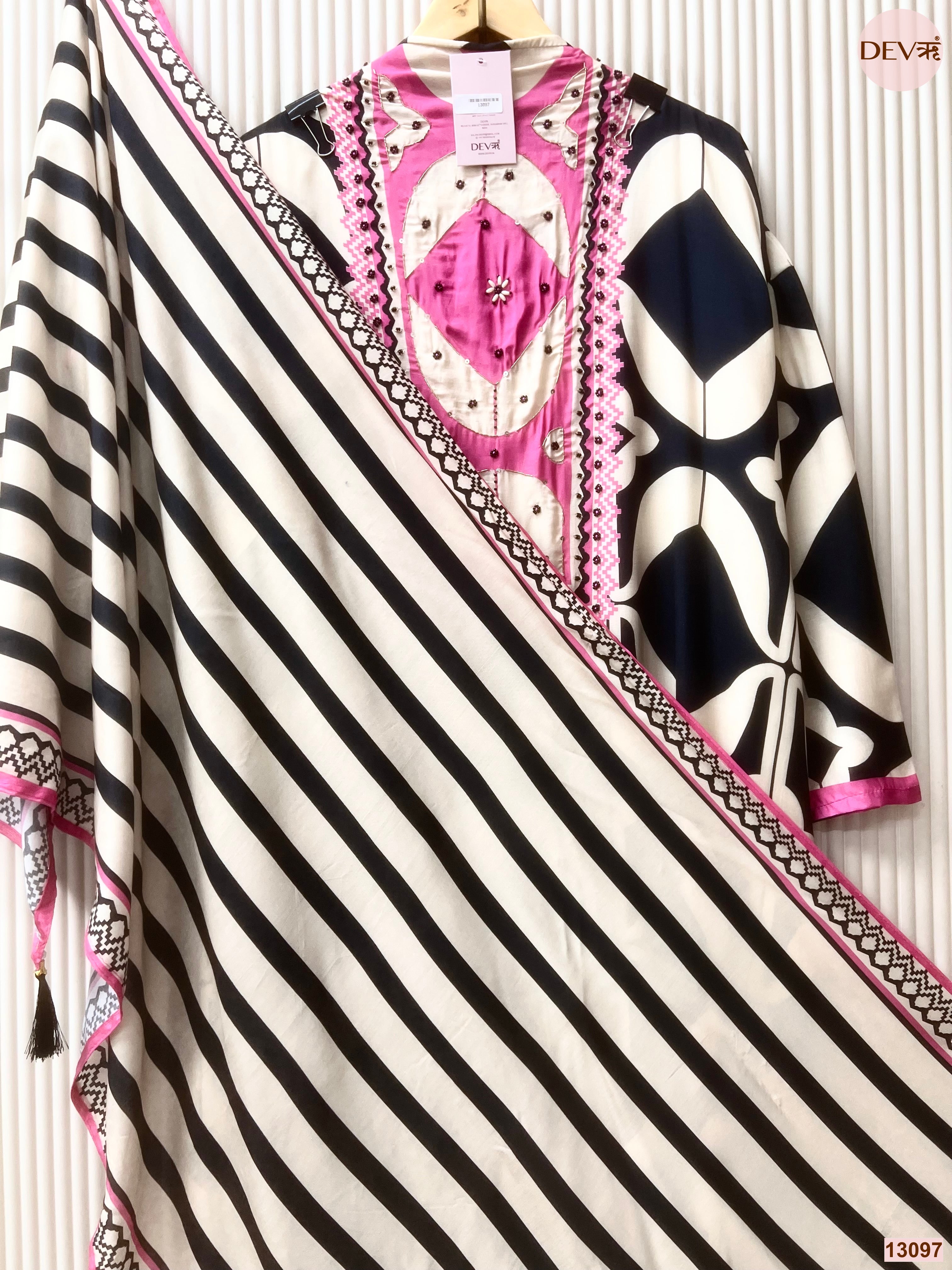 White Muslin Printed Unstitched 3-Piece Suit (Devri – D.No 13097)