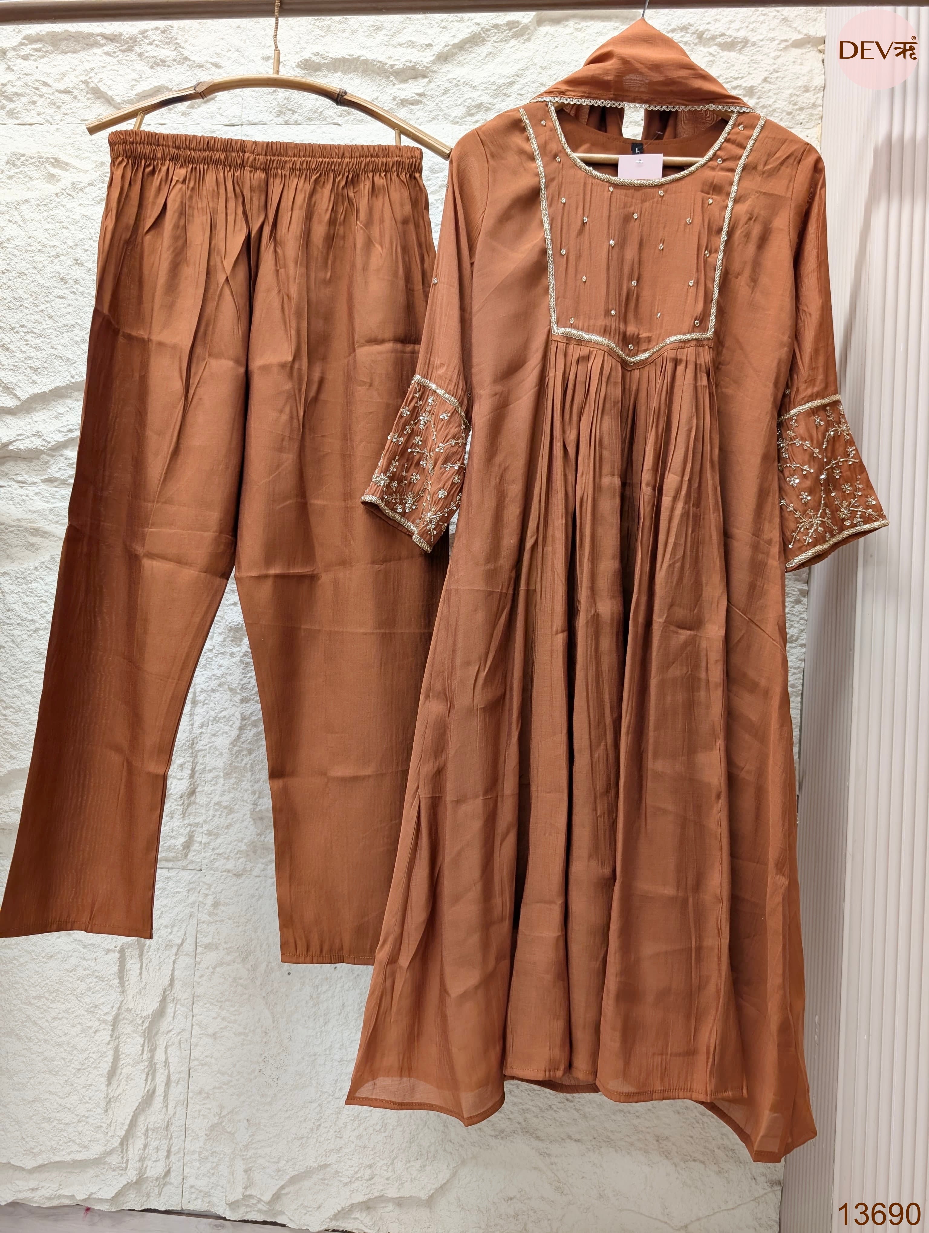 Zareen Mul chanderi Embroidered Brown 3-Piece Set (Devri – D.No 13690)