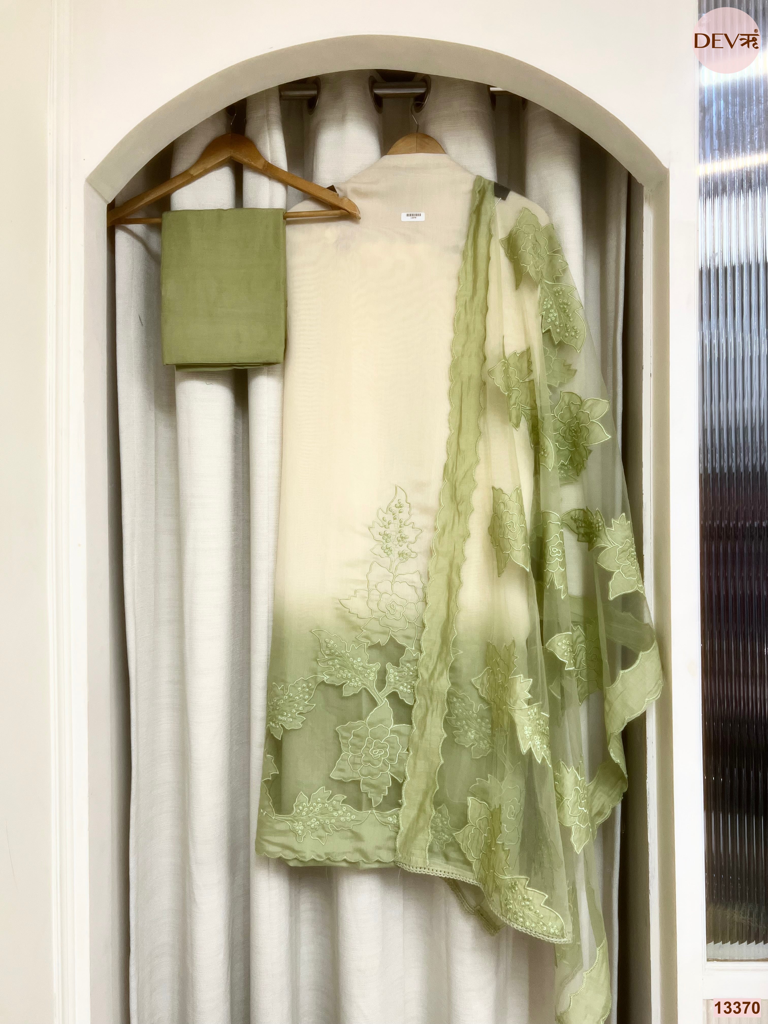 Ivory Mul Chanderi Embroidered Unstitched 3-Piece Suit (Devri – D.No 13370)