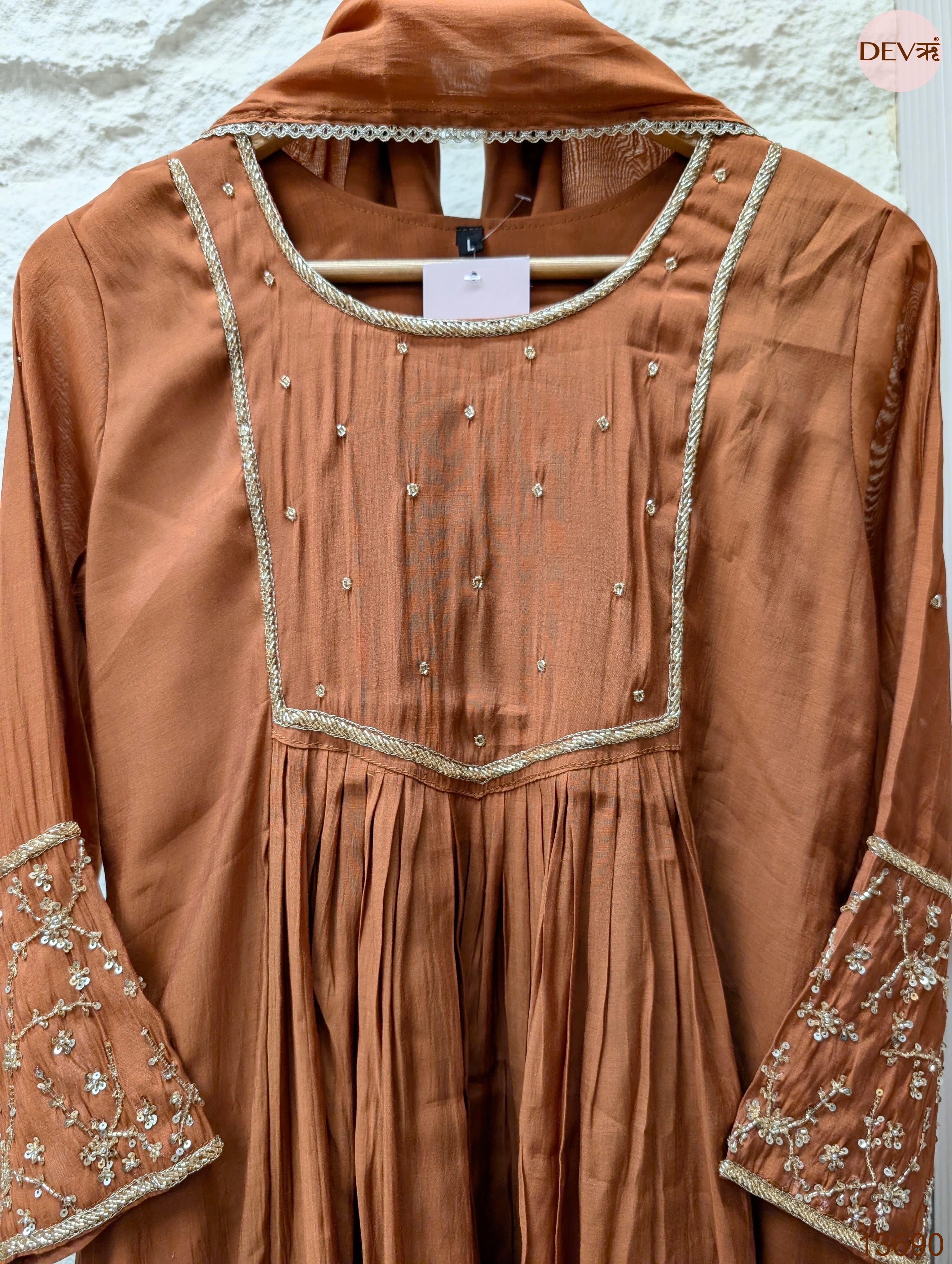 Zareen Mul chanderi Embroidered Brown 3-Piece Set (Devri – D.No 13690)